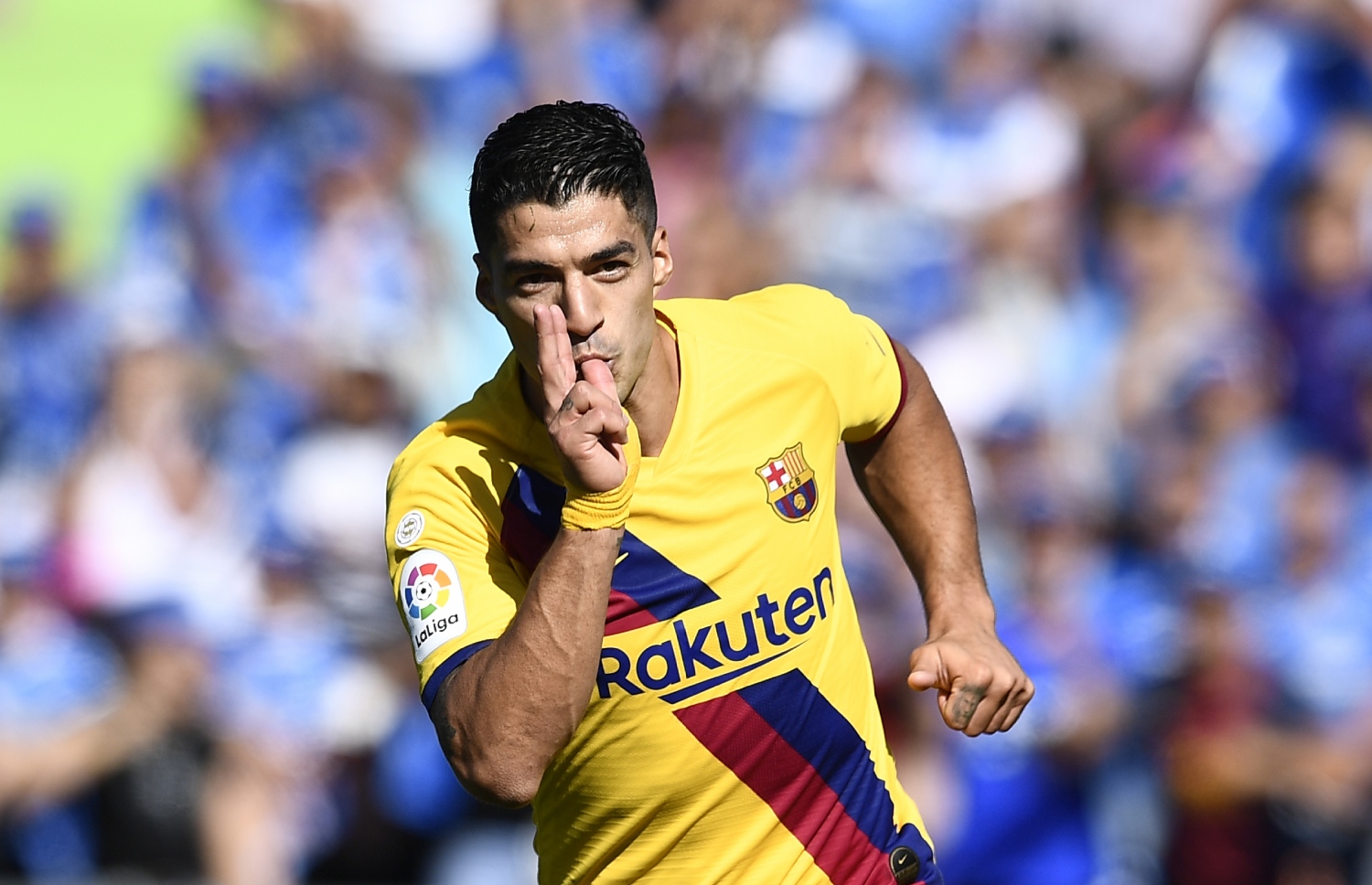 ލަނޑު ޖެހުމަށް ފަހު ބާސެލޯނާގެ ސުއަރޭޒް އުފާފާޅުކުރަނީ. -- ފޮޓޯ: އޭއެފްޕީ