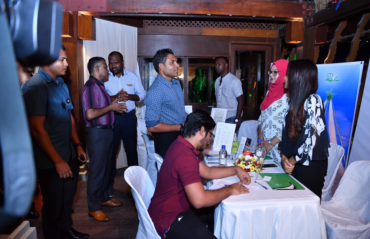 ފަރުކޮޅުފުށި: ސެޕްޓެމްބަރު 28، 2019: ފަތުރުވެރިކަމުގެ ދުވަސް ފާހަގަކުރުމުގެ ގޮތުން ޓޫރިޒަމް މިނިސްޓްރީން އިންތިޒާމްކޮށްގެން ފަރުކޮޅުފުށީގައި ކުރިޔަށްދާ ޖޮބް ފެއާގައި ނައިބު ރައީސް ފައިސަލް ނަސީމު ބައިވެރިވެ ވަޑައިގެން، އެތަނުގައި ހުރި ބައެއް ސްޓޯލްތައް ބައްލަވައިލައްވަނީ.-- ފޮޓޯ: ރައީސް އޮފީސް