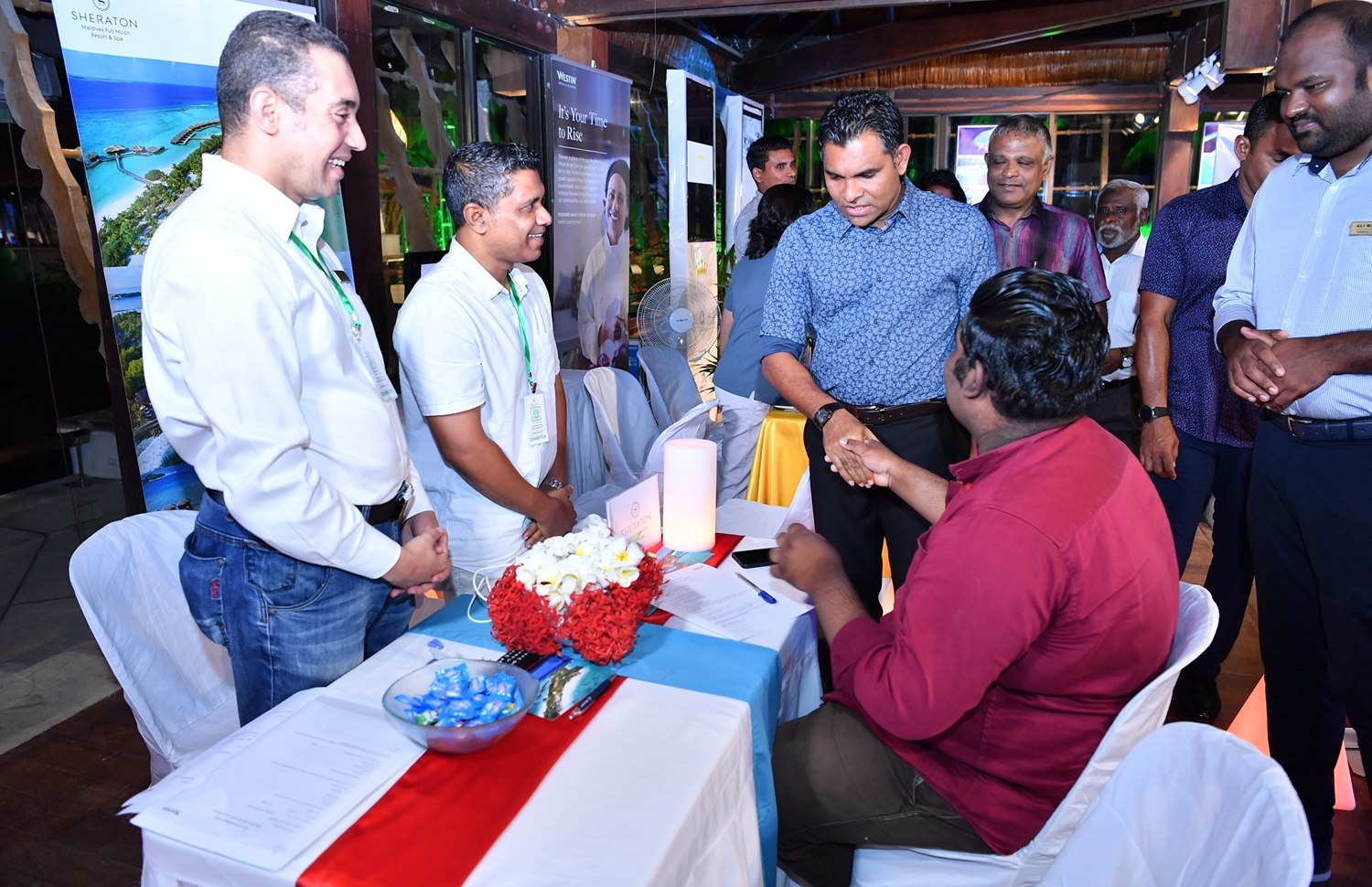 ފަރުކޮޅުފުށި: ސެޕްޓެމްބަރު 28، 2019: ފަތުރުވެރިކަމުގެ ދުވަސް ފާހަގަކުރުމުގެ ގޮތުން ޓޫރިޒަމް މިނިސްޓްރީން އިންތިޒާމްކޮށްގެން ފަރުކޮޅުފުށީގައި ކުރިޔަށްދާ ޖޮބް ފެއާގައި ނައިބު ރައީސް ފައިސަލް ނަސީމު ބައިވެރިވެ ވަޑައިގެން، އެތަނުގައި ހުރި ބައެއް ސްޓޯލްތައް ބައްލަވައިލައްވަނީ.-- ފޮޓޯ: ރައީސް އޮފީސް