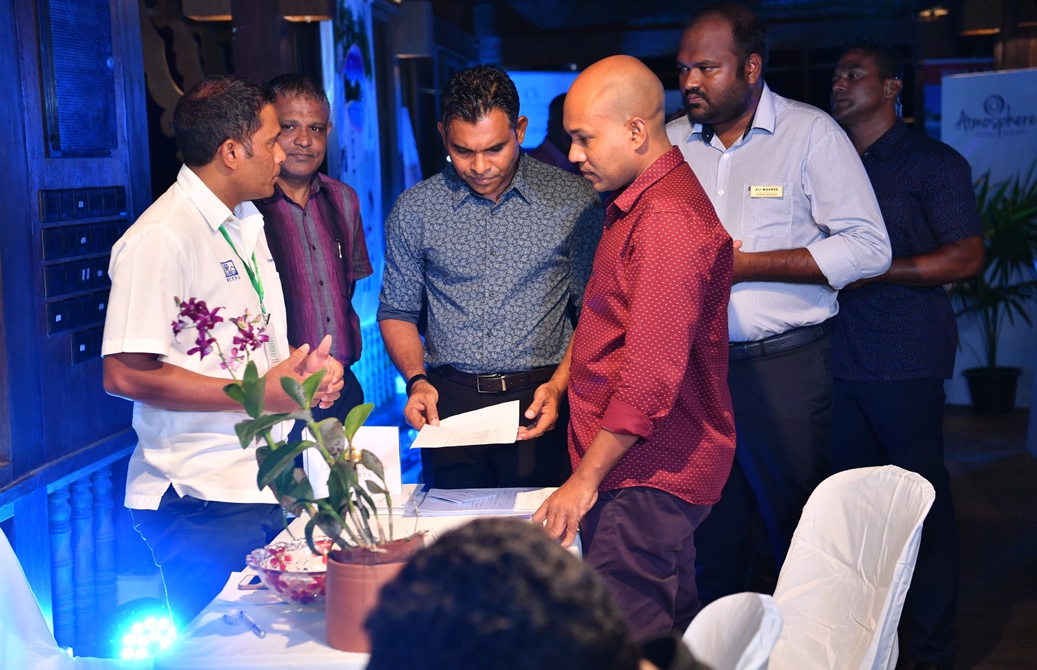 ފަރުކޮޅުފުށި: ސެޕްޓެމްބަރު 28، 2019: ފަތުރުވެރިކަމުގެ ދުވަސް ފާހަގަކުރުމުގެ ގޮތުން ޓޫރިޒަމް މިނިސްޓްރީން އިންތިޒާމްކޮށްގެން ފަރުކޮޅުފުށީގައި ކުރިޔަށްދާ ޖޮބް ފެއާގައި ނައިބު ރައީސް ފައިސަލް ނަސީމު ބައިވެރިވެ ވަޑައިގެން، އެތަނުގައި ހުރި ބައެއް ސްޓޯލްތައް ބައްލަވައިލައްވަނީ.-- ފޮޓޯ: ރައީސް އޮފީސް