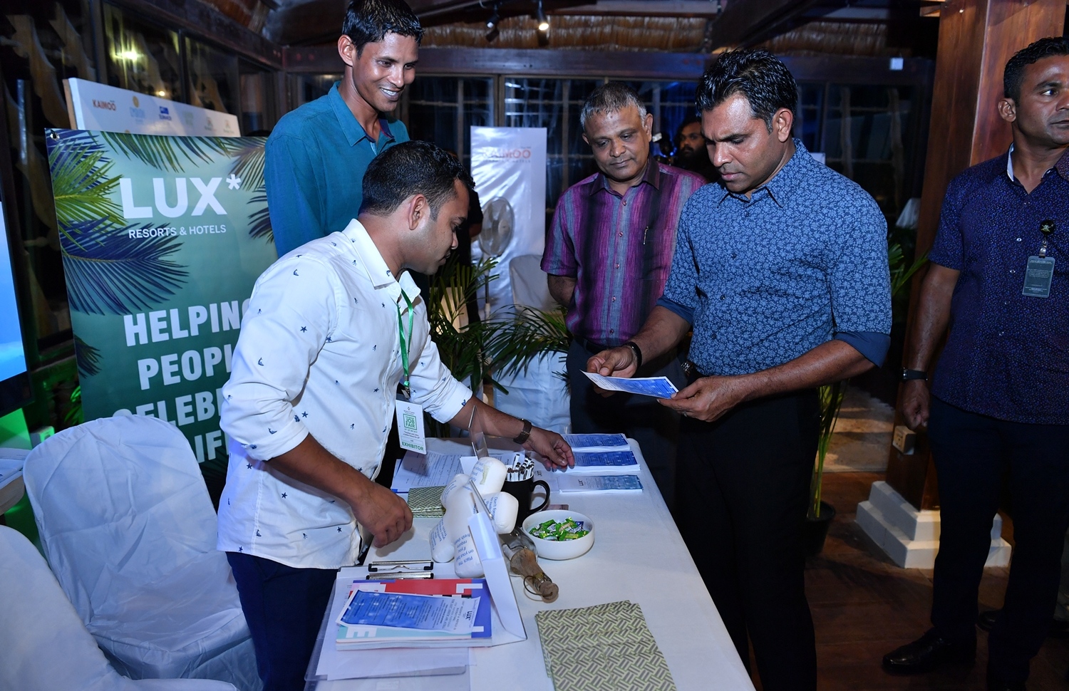 ފަރުކޮޅުފުށި: ސެޕްޓެމްބަރު 28، 2019: ފަތުރުވެރިކަމުގެ ދުވަސް ފާހަގަކުރުމުގެ ގޮތުން ޓޫރިޒަމް މިނިސްޓްރީން އިންތިޒާމްކޮށްގެން ފަރުކޮޅުފުށީގައި ކުރިޔަށްދާ ޖޮބް ފެއާގައި ނައިބު ރައީސް ފައިސަލް ނަސީމު ބައިވެރިވެ ވަޑައިގެން، އެތަނުގައި ހުރި ބައެއް ސްޓޯލްތައް ބައްލަވައިލައްވަނީ.-- ފޮޓޯ: ރައީސް އޮފީސް