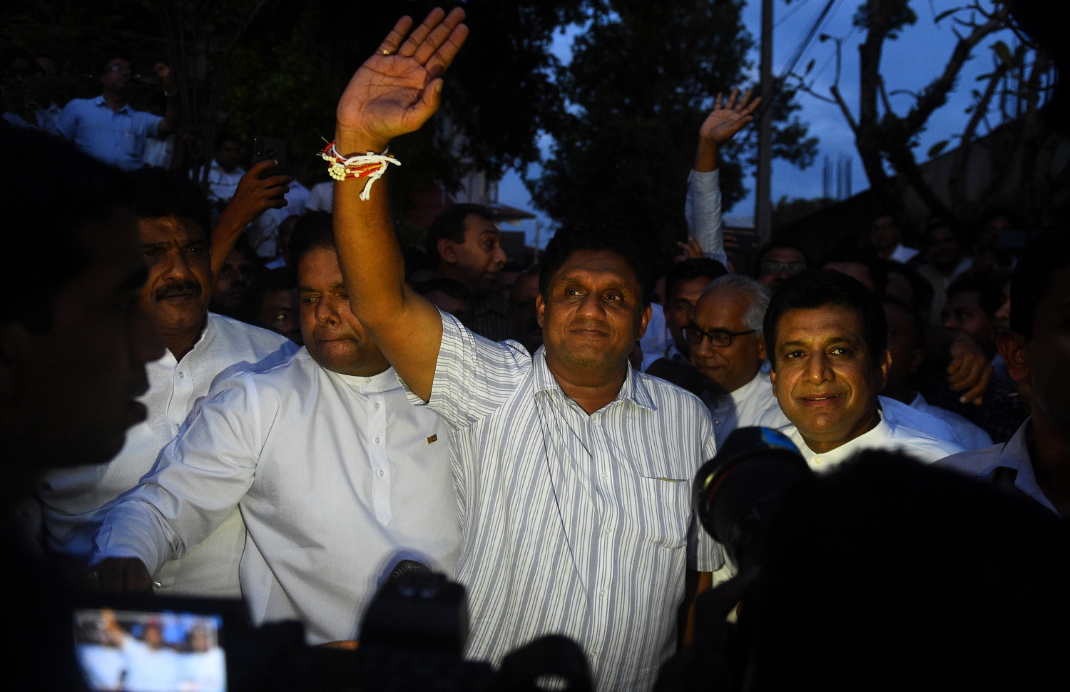 ޔޫއެންޕީގެ ޑިޕިއުޓީ ލީޑަރު އަދި ހައުސިން، ކޮންސްޓްރަކްޝަން އެންޑް ކަލްޗަރަލް އެފެއާޒް މިނިސްޓަރު ސަޖިތު ޕްރެމަދާސާ (މ) ޕާޓީގެ އޮފީހުގައި. --ފޮޓޯ:އޭއެފްޕީ