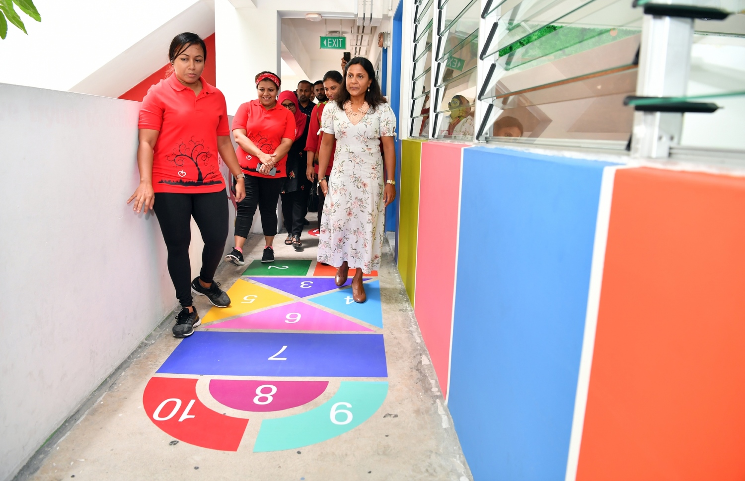 އެޑިއުކޭޝަން މިނިސްޓްރީ އަދި ޓައިނީ ހާޓްސް ގުޅިގެން ފެށި ކޮރިޑޯ އެކްޓިވިޓީގައި ހިމެނޭ ކަންތައްތައް، ފަސްޓްލޭޑީ ފަޒްނާ އަހުމަދު ބައްލަވާލައްވަނީ -- ފޮޓޯ: ރައީސް އޮފީސް