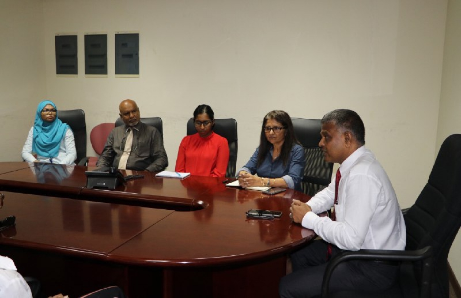 އައިޔޫއެމްގެ މަޖިލީހަށް އައްޔަންކުރެއްވި ބޭފުޅުންނާ، ހަޔަ އެޑިއުކޭޝަން މިނިސްޓަރު އިއްޔެ ބައްދަލުކުރައްވަނީ.-- ފޮޓޯ: ހަޔަ އެޑިއުކޭޝަން މިނިސްޓްރީ