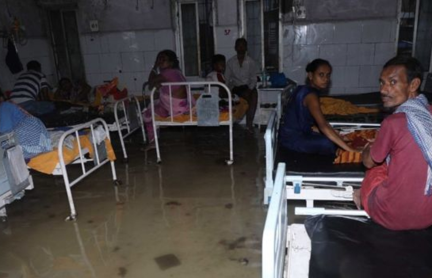 އިންޑިއާ އަށް ކުރަމުންދާ ވިއްސާރައިގައި ބިހާރުގެ ހޮސްޕިޓަލެއްގައި ފެންބޮޑުވެފައި. --ފޮޓޯ: ބީބީސީ ހިންދީ