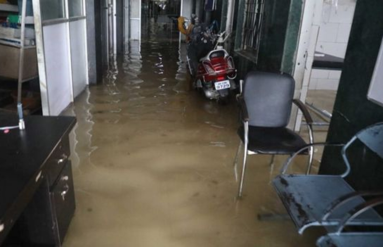 އިންޑިއާގައި ފެންބޮޑުވެ ހާލުގައި ޖެހުނު މީހުންނަށް ނޭޝަނަލް ޑިޒާސްޓާ ރިލީފުން ދަނީ އެހީވަމުން. --ފޮޓޯ: ބީބީސީ ހިންދީ