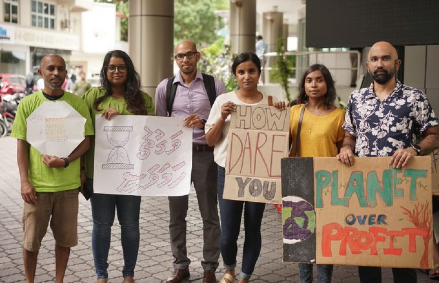 ތިމާވެށީގެ ހިމާޔަތުގައި ސަރުކާރުތަކުން މަސައްކަތް ނުކުރާތީ ބޭއްވި އިހުތިޖާޖުގައި ޓްރާންސްޕޭރަންސީގެ އިސް މީހުން -- ފޮޓޯ: ސޭވް މޯލްޑިވްސް