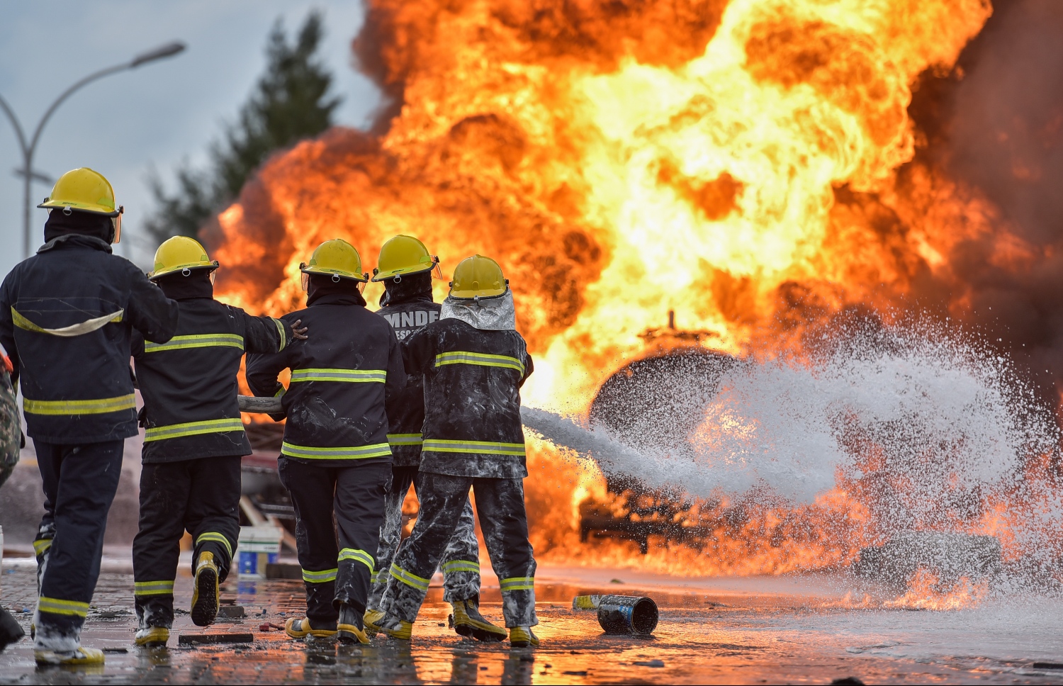 30 ސެޕްޓެމްބަރ 2019: މިއަދު ހަވީރު މާލޭ ޓީ ޖެޓީ ސަރަހައްދުގައި ލޯންޗަކަށް ޕެޓްރޯލް އަޅަން އުޅުމުގެ ތެރޭގައި ރޯވި އަލިފާންގަނޑު ނިއްވުމަށް ސިފައިން ހަރަކާތްތެރިވަނީ.---ފޮޓޯ: ނިޝާން އަލީ/މިހާރު