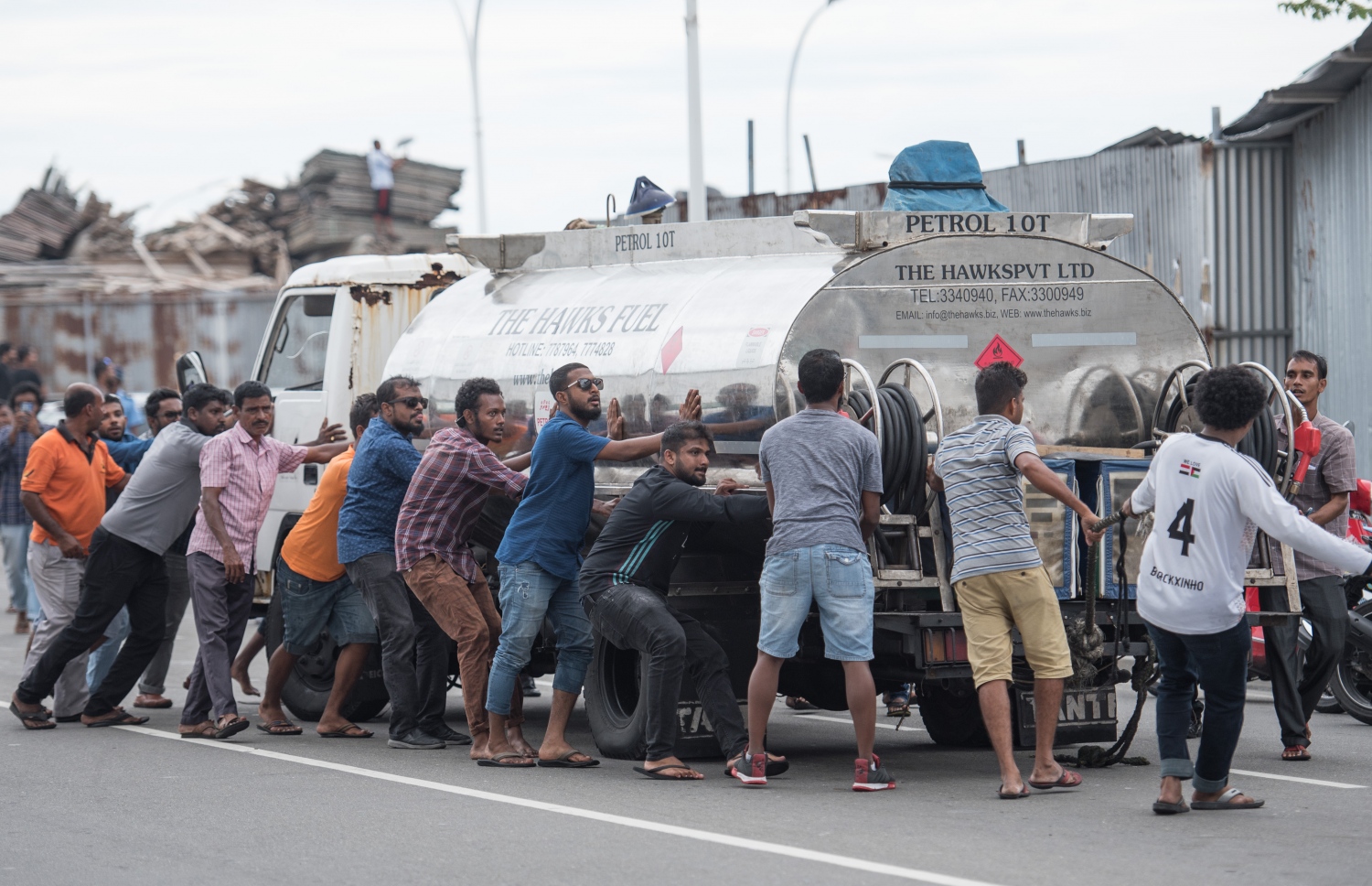 30 ސެޕްޓެމްބަރ 2019: މިއަދު ހަވީރު މާލޭ ޓީ ޖެޓީ ސަރަހައްދުގައި ލޯންޗަކަށް ޕެޓްރޯލް އަޅަން އުޅުމުގެ ތެރޭގައި ރޯވި އަލިފާންގަނޑު ނިއްވުމަށް އާއްމުން އެހީތެރިވަނީ.---ފޮޓޯ: ނިޝާން އަލީ/މިހާރު