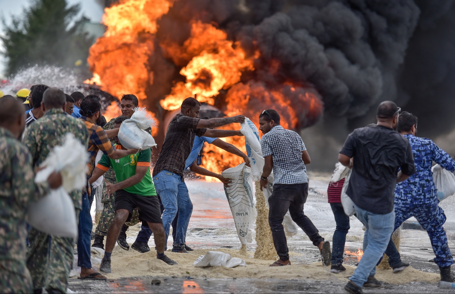 30 ސެޕްޓެމްބަރ 2019: މިއަދު ހަވީރު މާލޭ ޓީ ޖެޓީ ސަރަހައްދުގައި ލޯންޗަކަށް ޕެޓްރޯލް އަޅަން އުޅުމުގެ ތެރޭގައި ރޯވި އަލިފާންގަނޑު ނިއްވުމަށް ސިފައިންނާއި ފުލުހުން އެހީތެރިވަނީ.---ފޮޓޯ: ނިޝާން އަލީ/މިހާރު