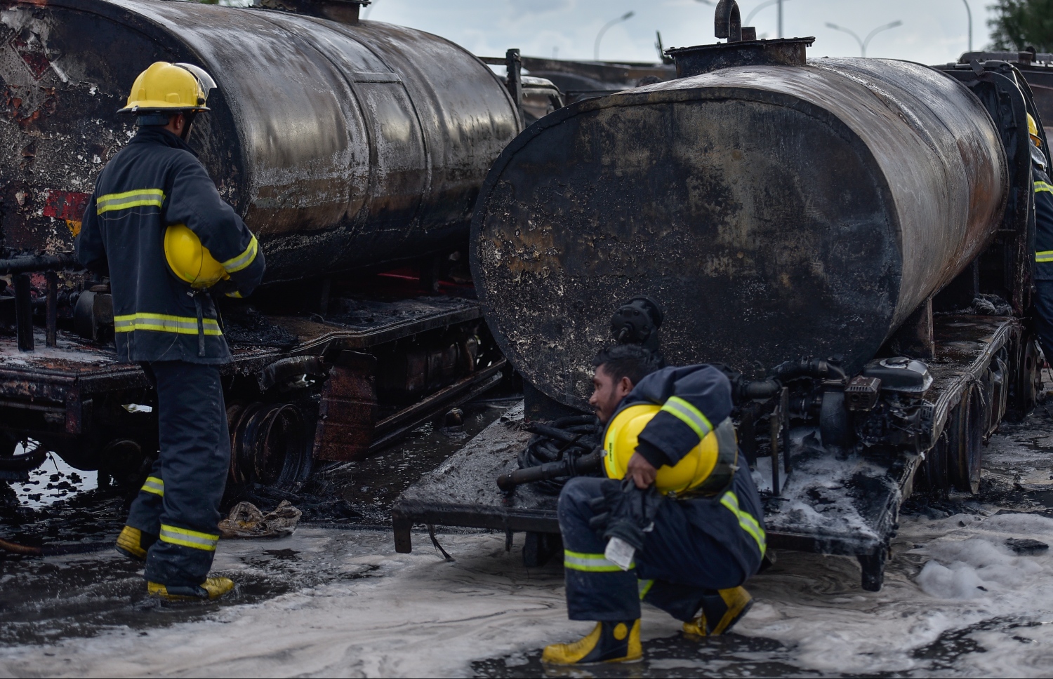 އަލިފާނުގެ ހާދިސާގައި ގެއްލުން ލިބުނު ތެޔޮ ބައުޒަރުތަކެއް ކައިރީގައި ސިފައިން އިއްޔެ ހަރަކާތްތެރިވަނީ. --- ފޮޓޯ: ނިޝާން އަލީ/ މިހާރު
