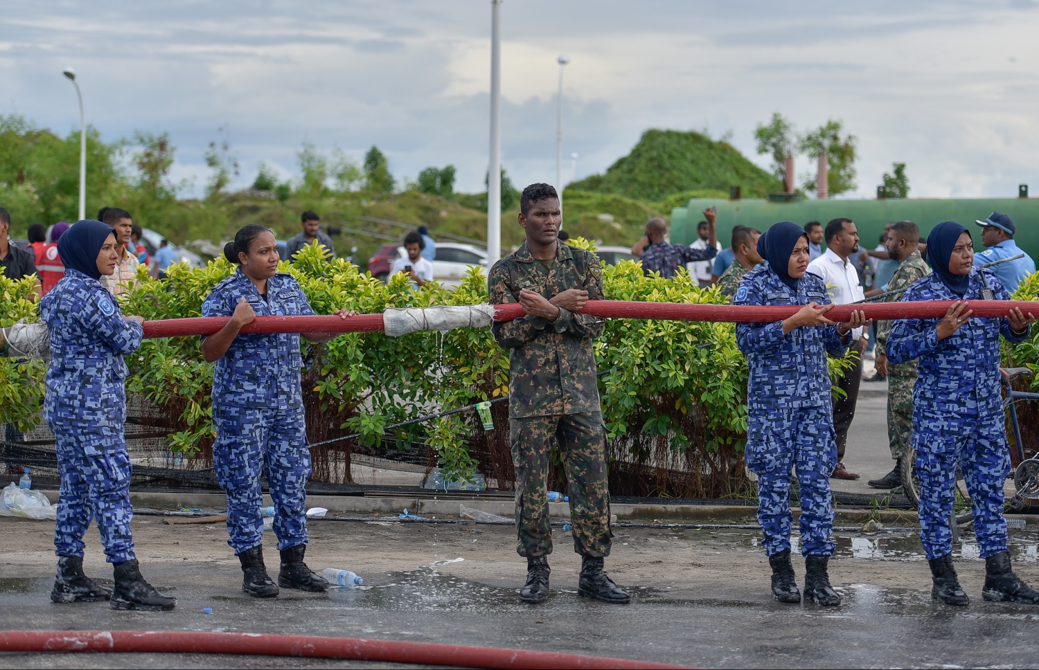 30 ސެޕްޓެމްބަރ 2019: މިއަދު ހަވީރު މާލޭ ޓީ ޖެޓީ ސަރަހައްދުގައި ލޯންޗަކަށް ޕެޓްރޯލް އަޅަން އުޅުމުގެ ތެރޭގައި ރޯވި އަލިފާންގަނޑު ނިއްވުމަށް ސިފައިންނާއި ފުލުހުން އެހީތެރިވަނީ.---ފޮޓޯ: ނިޝާން އަލީ/މިހާރު