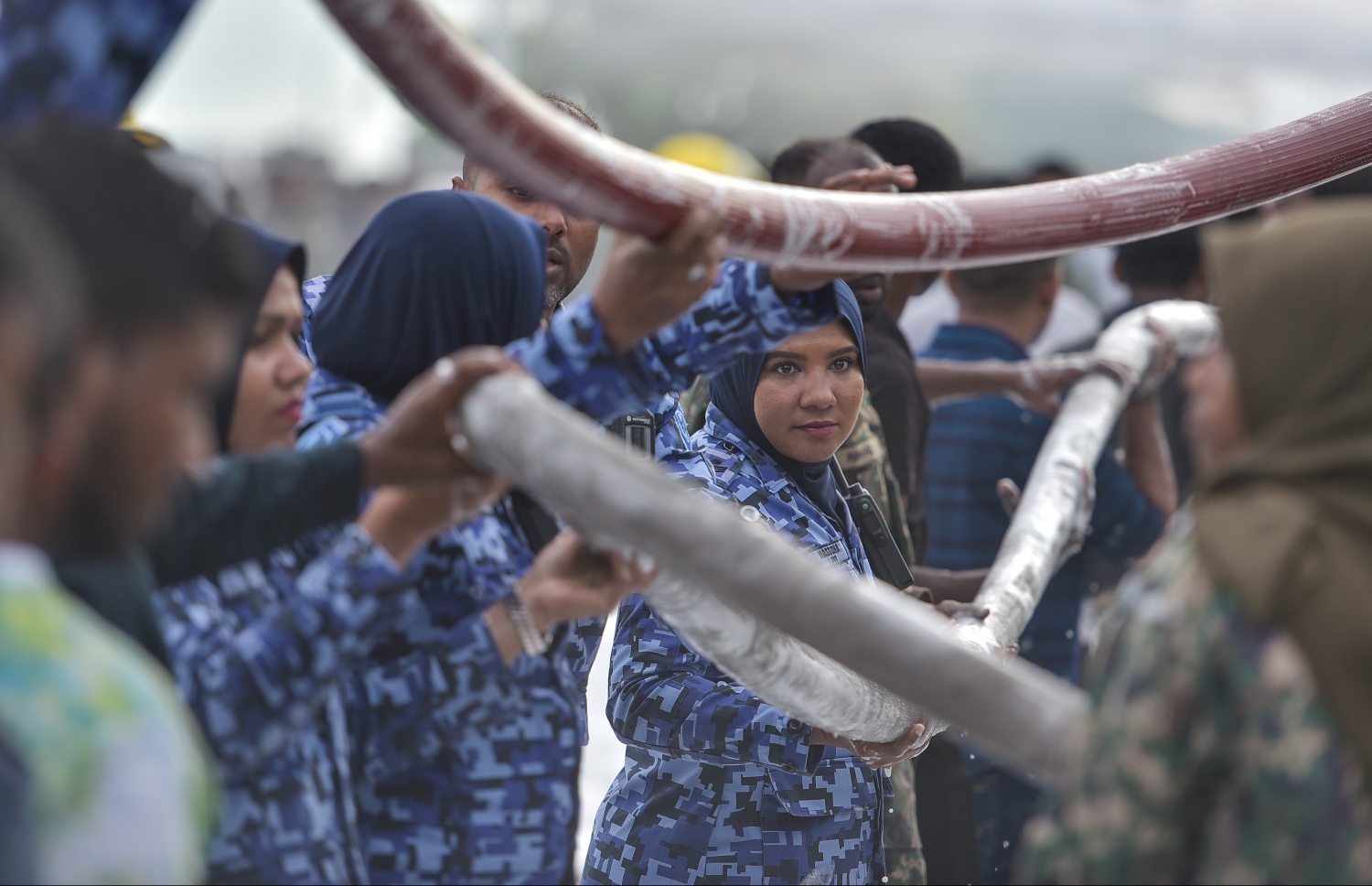 30 ސެޕްޓެމްބަރ 2019: މިއަދު ހަވީރު މާލޭ ޓީ ޖެޓީ ސަރަހައްދުގައި ލޯންޗަކަށް ޕެޓްރޯލް އަޅަން އުޅުމުގެ ތެރޭގައި ރޯވި އަލިފާންގަނޑު ނިއްވުމަށް ފުލުހުން އެހީތެރިވަނީ.---ފޮޓޯ: ނިޝާން އަލީ/މިހާރު