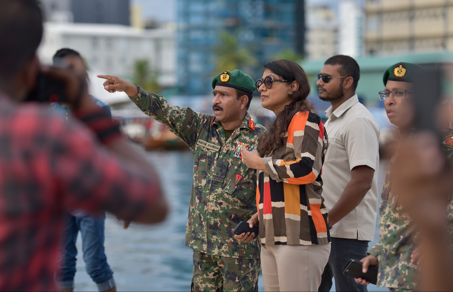 30 ސެޕްޓެމްބަރ 2019: ޓީ ސަރަހައްދުގެ ފަޅުތެރޭގައި އޮތް ލޯންޗަކާއި އެއްގަމުގައި ހުރި ތެޔޮ ބައުޒަރުތަކެއްގައި ރޯވި އަލިފާންގަނޑު ސިފައިން ހަރަކާތްތެރިވާ ގޮތް ޑިފެންސް މިނިސްޓަރު މާރިޔާ ބައްލަވަނީ.---ފޮޓޯ: ނިޝާން އަލީ/މިހާރު