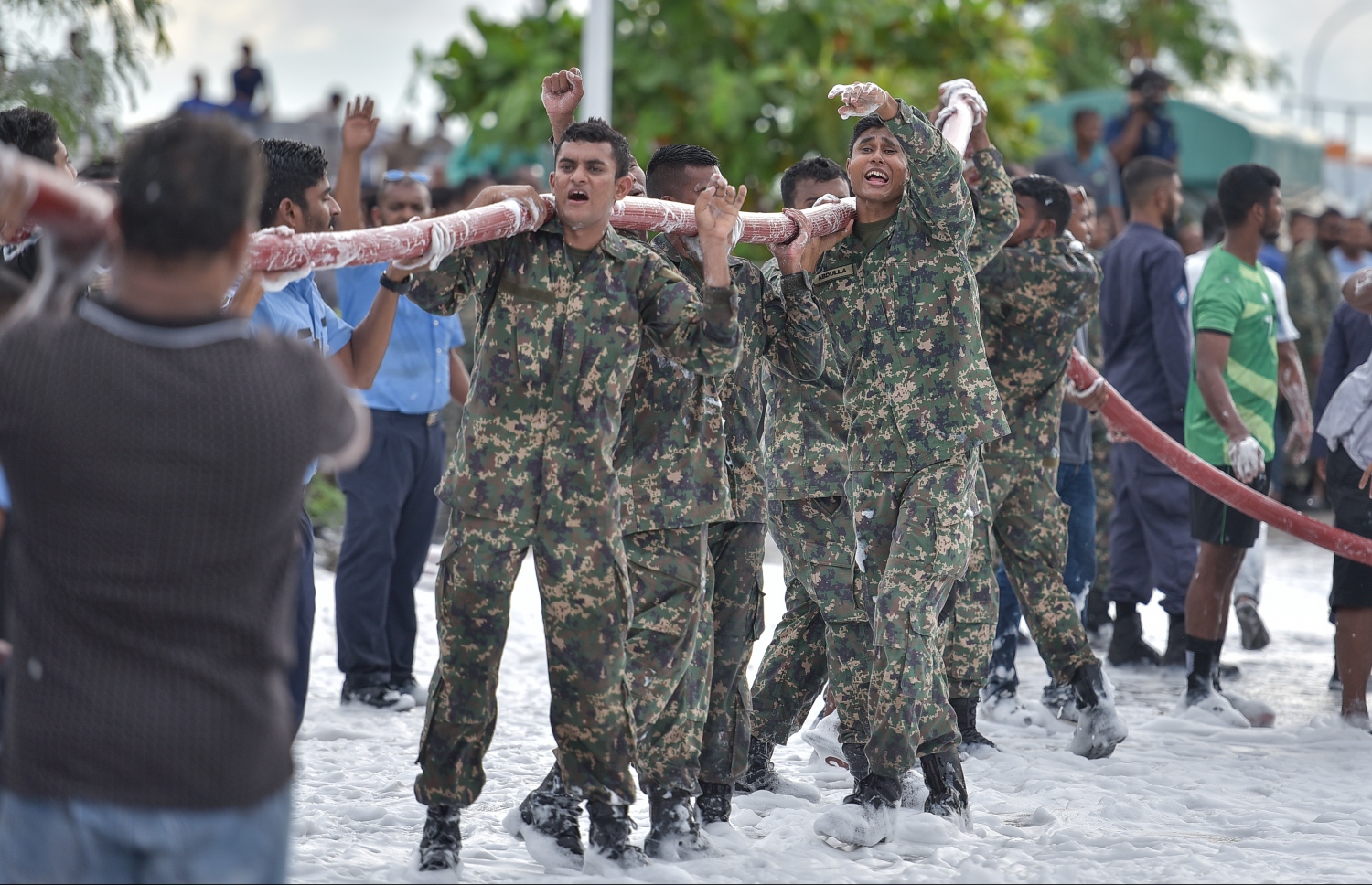 30 ސެޕްޓެމްބަރ 2019: މިއަދު ހަވީރު މާލޭ ޓީ ޖެޓީ ސަރަހައްދުގައި ލޯންޗަކަށް ޕެޓްރޯލް އަޅަން އުޅުމުގެ ތެރޭގައި ރޯވި އަލިފާންގަނޑު ނިއްވުމަށް ސިފައިން އެހީތެރިވަނީ.---ފޮޓޯ: ނިޝާން އަލީ/މިހާރު