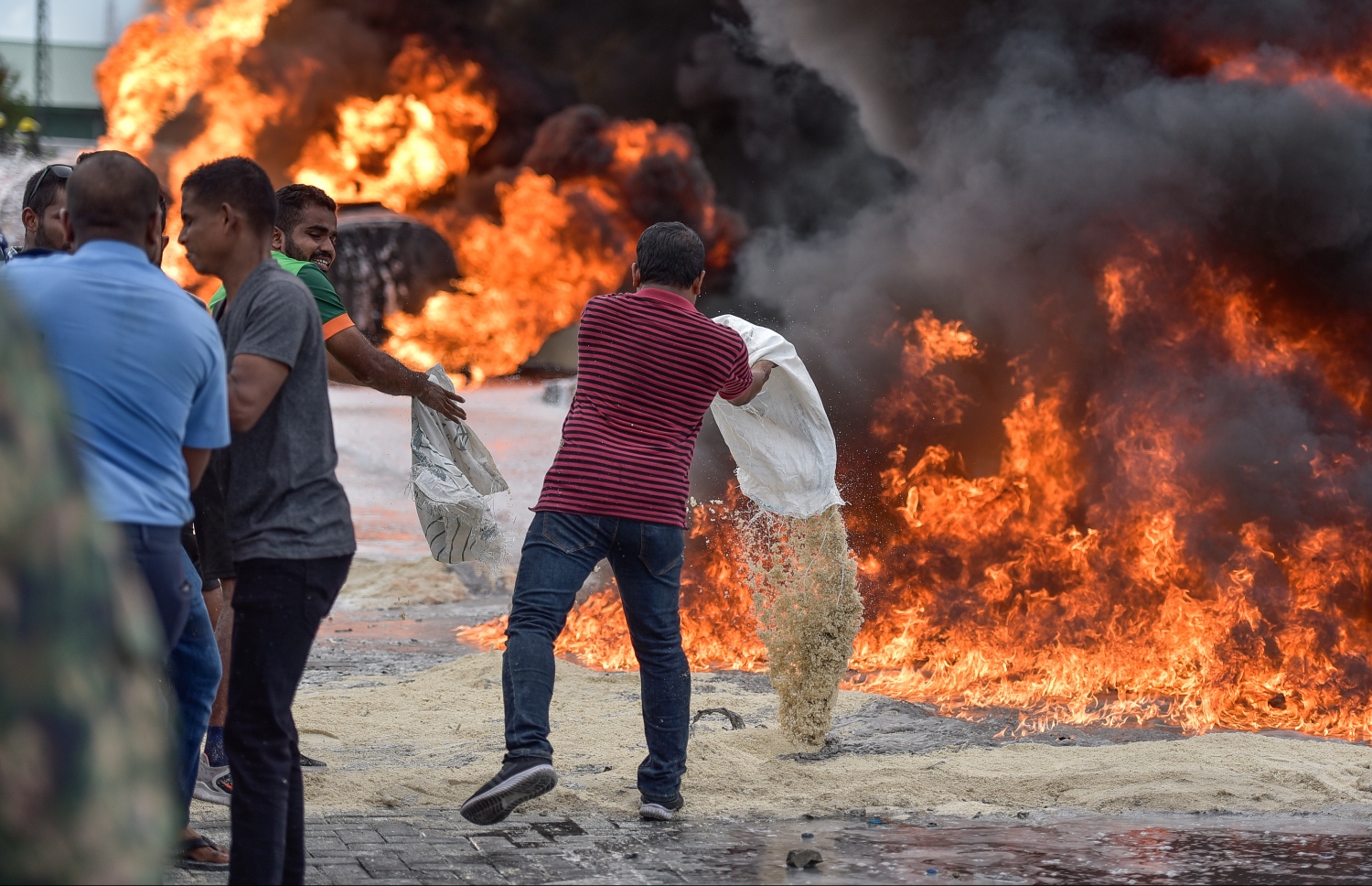 30 ސެޕްޓެމްބަރ 2019: މިއަދު ހަވީރު މާލޭ ޓީ ޖެޓީ ސަރަހައްދުގައި ލޯންޗަކަށް ޕެޓްރޯލް އަޅަން އުޅުމުގެ ތެރޭގައި ރޯވި އަލިފާންގަނޑު ނިއްވުމަށް ސިފައިންނާއި ފުލުހުން އެހީތެރިވަނީ.---ފޮޓޯ: ނިޝާން އަލީ/މިހާރު