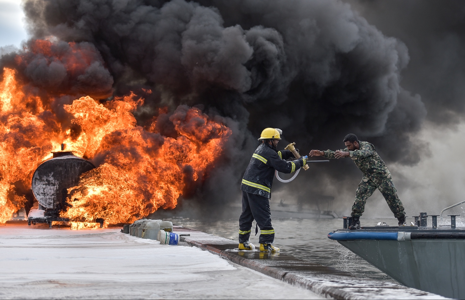 30 ސެޕްޓެމްބަރ 2019: މިއަދު ހަވީރު މާލޭ ޓީ ޖެޓީ ސަރަހައްދުގައި ލޯންޗަކަށް ޕެޓްރޯލް އަޅަން އުޅުމުގެ ތެރޭގައި ރޯވި އަލިފާންގަނޑު ނިއްވުމަށް ސިފައިން ހަރަކާތްތެރިވަނީ.---ފޮޓޯ: ނިޝާން އަލީ/މިހާރު