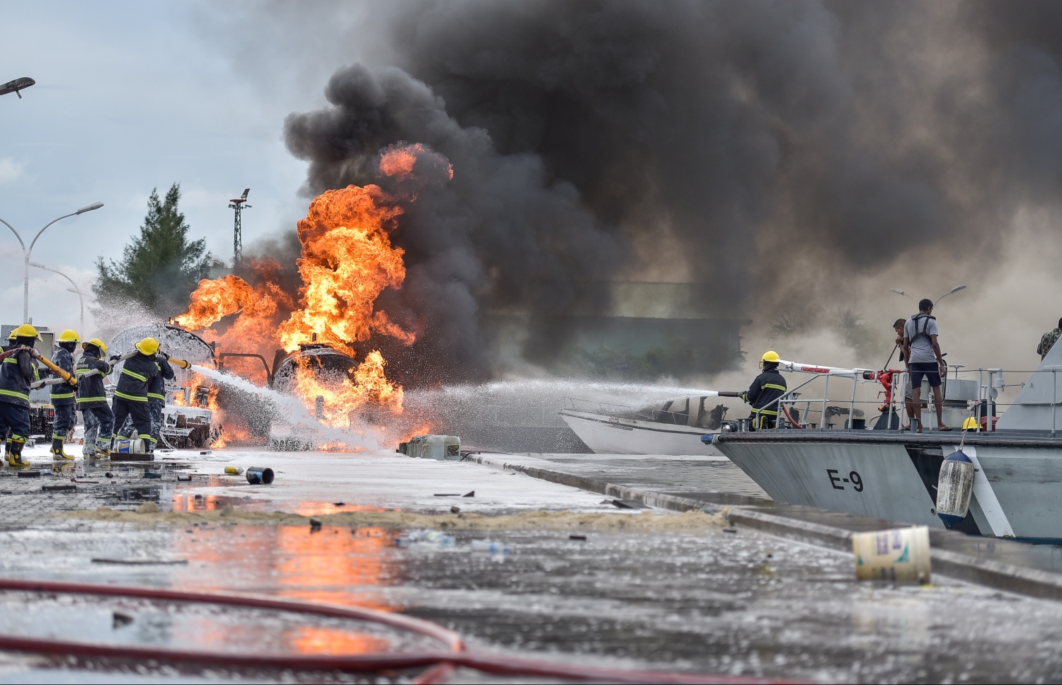 30 ސެޕްޓެމްބަރ 2019: މިއަދު ހަވީރު މާލޭ ޓީ ޖެޓީ ސަރަހައްދުގައި ލޯންޗަކަށް ޕެޓްރޯލް އަޅަން އުޅުމުގެ ތެރޭގައި ރޯވި އަލިފާންގަނޑު ނިއްވުމަށް ސިފައިން ހަރަކާތްތެރިވަނީ.---ފޮޓޯ: ނިޝާން އަލީ/މިހާރު