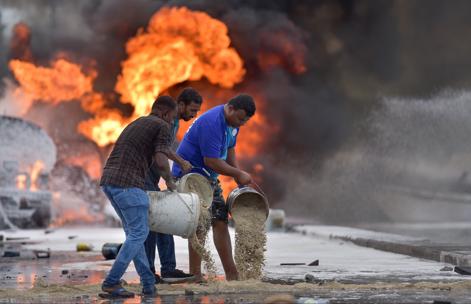 30 ސެޕްޓެމްބަރ 2019: މިއަދު ހަވީރު މާލޭ ޓީ ޖެޓީ ސަރަހައްދުގައި ލޯންޗަކަށް ޕެޓްރޯލް އަޅަން އުޅުމުގެ ތެރޭގައި ރޯވި އަލިފާންގަނޑު ނިއްވުމަށް ސިފައިން ހަރަކާތްތެރިވަނީ.---ފޮޓޯ: ނިޝާން އަލީ/މިހާރު