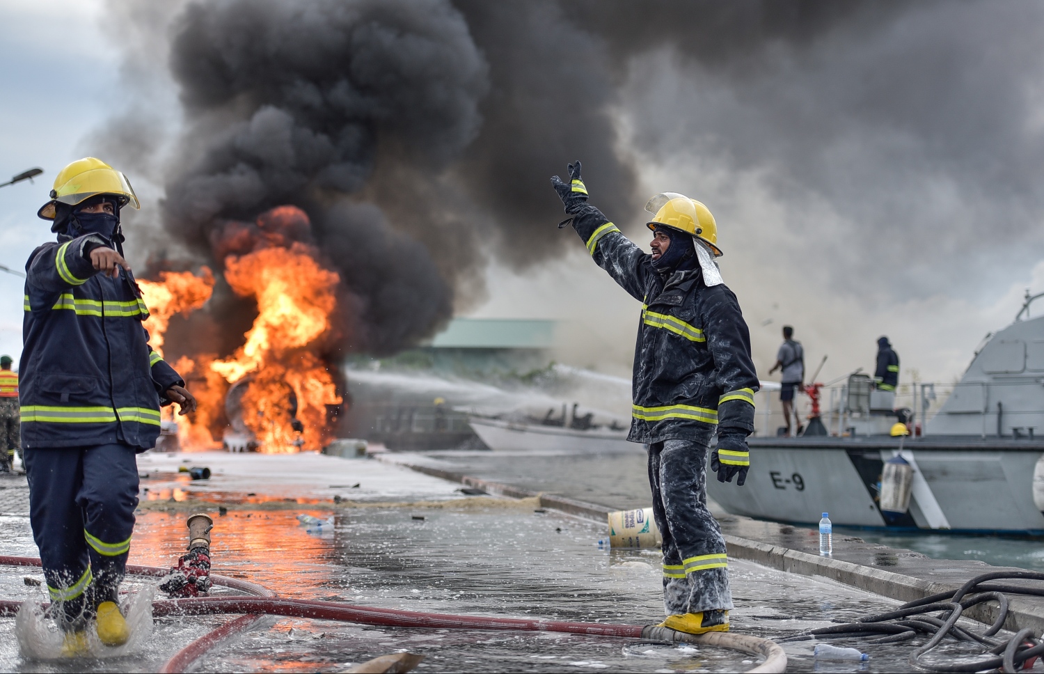 30 ސެޕްޓެމްބަރ 2019: މިއަދު ހަވީރު މާލޭ ޓީ ޖެޓީ ސަރަހައްދުގައި ލޯންޗަކަށް ޕެޓްރޯލް އަޅަން އުޅުމުގެ ތެރޭގައި ރޯވި އަލިފާންގަނޑު ނިއްވުމަށް ސިފައިން ހަރަކާތްތެރިވަނީ.---ފޮޓޯ: ނިޝާން އަލީ/މިހާރު