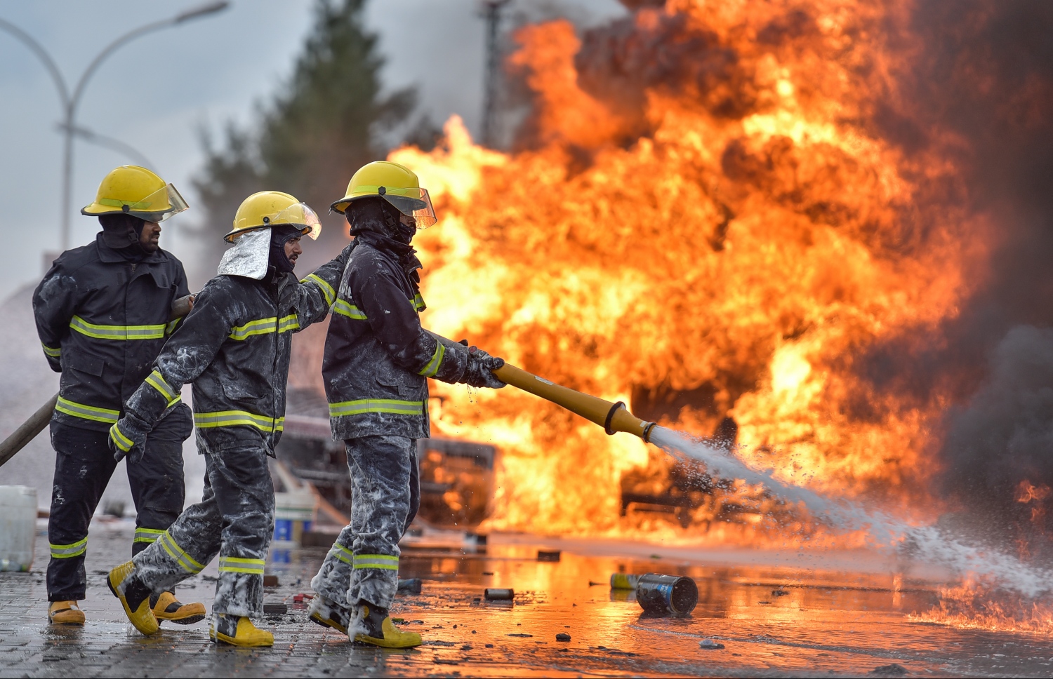 30 ސެޕްޓެމްބަރ 2019: މިއަދު ހަވީރު މާލޭ ޓީ ޖެޓީ ސަރަހައްދުގައި ލޯންޗަކަށް ޕެޓްރޯލް އަޅަން އުޅުމުގެ ތެރޭގައި ރޯވި އަލިފާންގަނޑު ނިއްވުމަށް ސިފައިން ހަރަކާތްތެރިވަނީ.---ފޮޓޯ: ނިޝާން އަލީ/މިހާރު