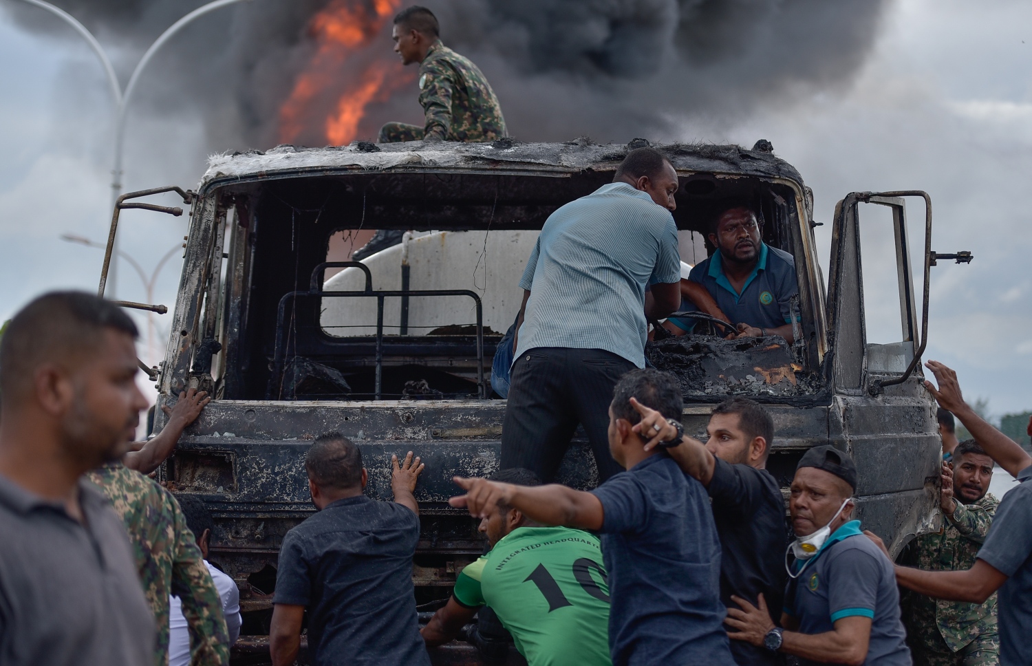 30 ސެޕްޓެމްބަރ 2019: މިއަދު ހަވީރު މާލޭ ޓީ ޖެޓީ ސަރަހައްދުގައި ލޯންޗަކަށް ޕެޓްރޯލް އަޅަން އުޅުމުގެ ތެރޭގައި ރޯވި އަލިފާންގަނޑު ނިއްވުމަށް ސިފައިންނާއި ފުލުހުން އެހީތެރިވަނީ.---ފޮޓޯ: ނިޝާން އަލީ/މިހާރު