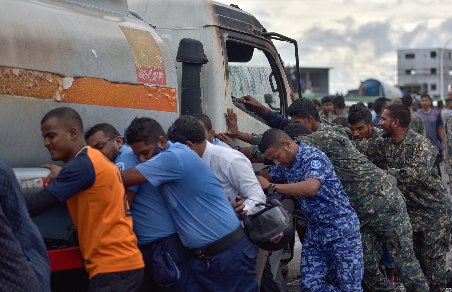 30 ސެޕްޓެމްބަރ 2019: މިއަދު ހަވީރު މާލޭ ޓީ ޖެޓީ ސަރަހައްދުގައި ލޯންޗަކަށް ޕެޓްރޯލް އަޅަން އުޅުމުގެ ތެރޭގައި ރޯވި އަލިފާންގަނޑު ނިއްވުމަށް ސިފައިންނާއި ފުލުހުން އެހީތެރިވަނީ.---ފޮޓޯ: ނިޝާން އަލީ/މިހާރު