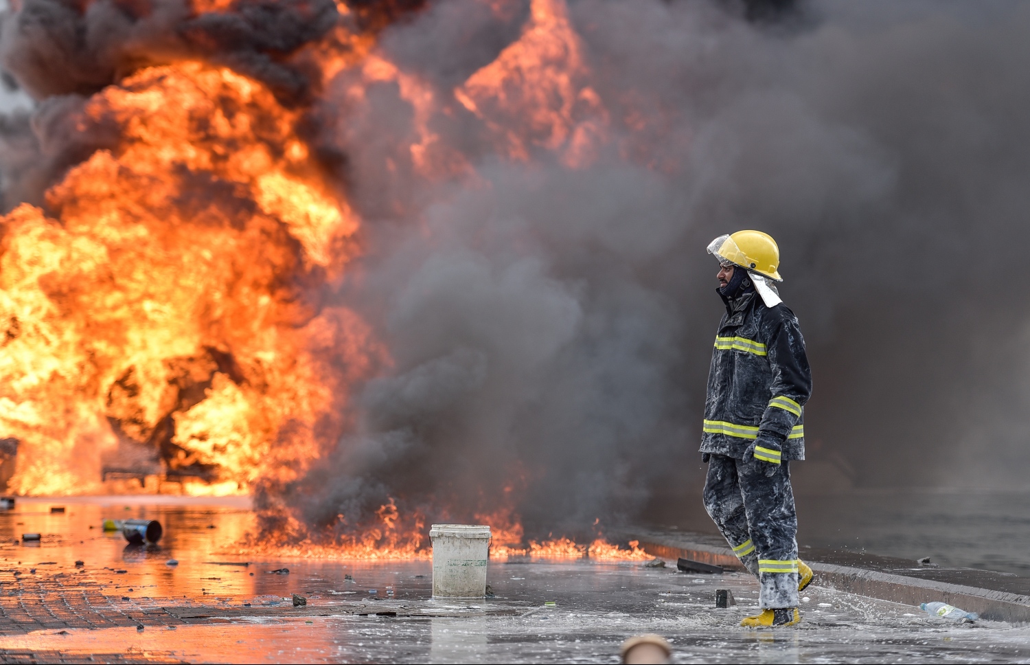 30 ސެޕްޓެމްބަރ 2019: މިއަދު ހަވީރު މާލޭ ޓީ ޖެޓީ ސަރަހައްދުގައި ލޯންޗަކަށް ޕެޓްރޯލް އަޅަން އުޅުމުގެ ތެރޭގައި ރޯވި އަލިފާންގަނޑު ނިއްވުމަށް ސިފައިން ހަރަކާތްތެރިވަނީ.---ފޮޓޯ: ނިޝާން އަލީ/މިހާރު