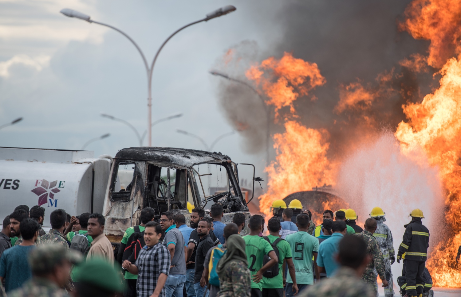 30 ސެޕްޓެމްބަރ 2019: މިއަދު ހަވީރު މާލޭ ޓީ ޖެޓީ ސަރަހައްދުގައި ލޯންޗަކަށް ޕެޓްރޯލް އަޅަން އުޅުމުގެ ތެރޭގައި ރޯވި އަލިފާންގަނޑު ނިއްވުމަށް ސިފައިންނާއި ފުލުހުން އެހީތެރިވަނީ.---ފޮޓޯ: ނިޝާން އަލީ/މިހާރު