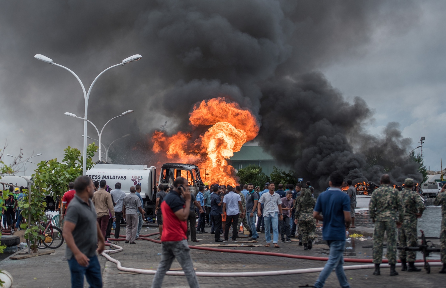 30 ސެޕްޓެމްބަރ 2019: މިއަދު ހަވީރު މާލޭ ޓީ ޖެޓީ ސަރަހައްދުގައި ލޯންޗަކަށް ޕެޓްރޯލް އަޅަން އުޅުމުގެ ތެރޭގައި ރޯވި އަލިފާންގަނޑު ނިއްވުމަށް ސިފައިންނާއި ފުލުހުން އެހީތެރިވަނީ.---ފޮޓޯ: ނިޝާން އަލީ/މިހާރު