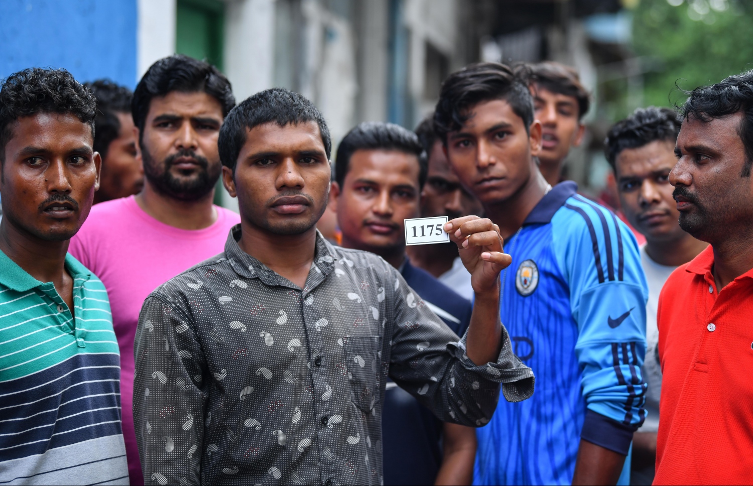 ބިދޭސީއަކު ޓޯކަން ނަންބަރު ހިފައިގެން-- ފޮޓޯ: ނިޝާން އަލީ/ މިހާރު