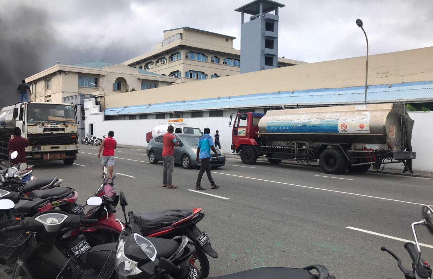 އިއްޔެ އަލިފާނުގެ ހާދިސާއާ ގުޅިގެން ބައެއް ތެޔޮ ބައުޒަރުތައް ސިފައިންގެ ކަޅުތުއްކަލާ ކޮށި ކައިރީގައި ޕާކްކޮށްފައި-- ފޮޓޯ: މިހާރު