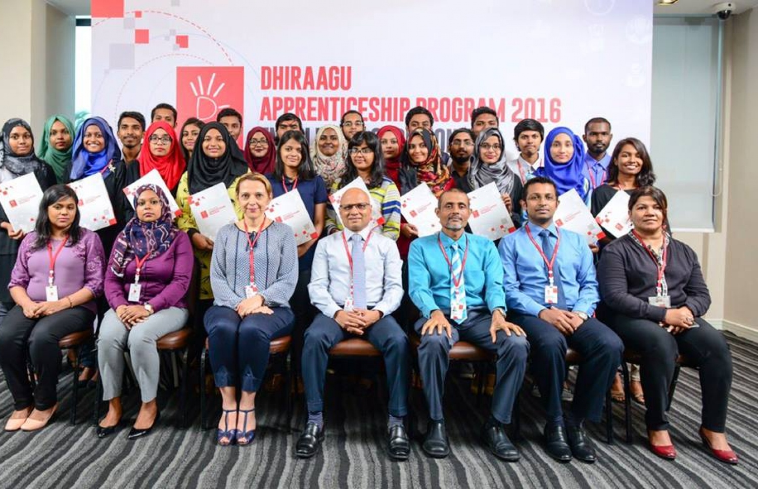 ދިރާގުން ކުރިއަށްގެންދިޔަ އެޕްރެންޓިސްޝިޕް ޕްރޮގްރާމުގެ ބައިވެރިންނާ އެކު-- ފޮޓޯ: ދިރާގު