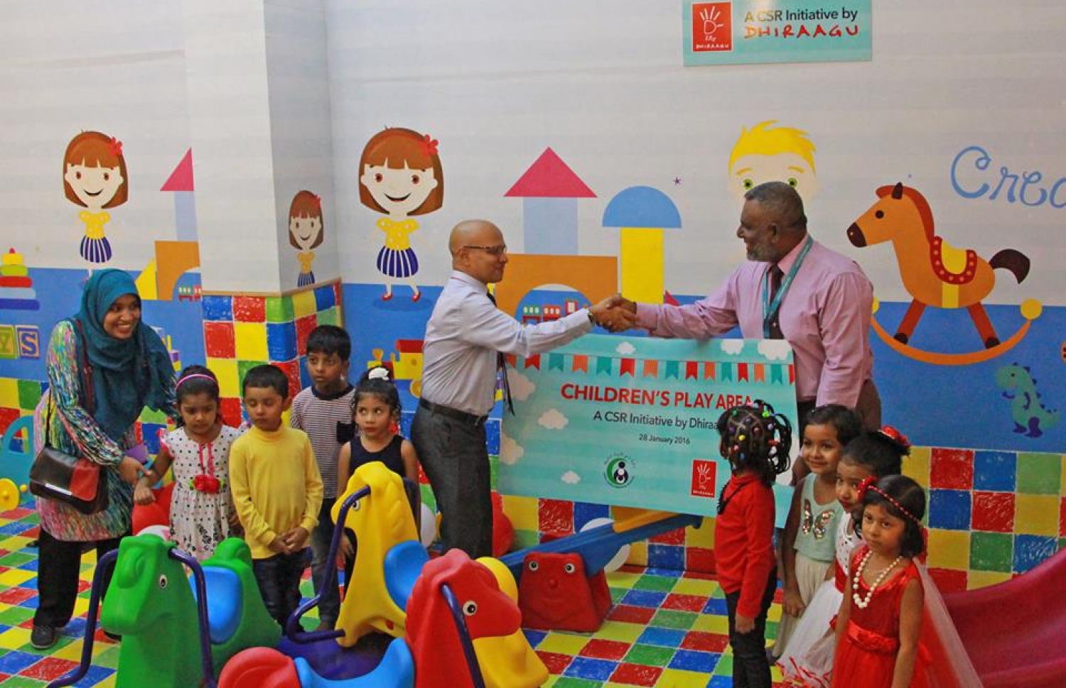 ދިރާގުން އައިޖީއެމްއެޗްގެ ކުޑަކުދިންގެ ވޯޑުގައި ކުޑަކުދިންނަށް މަޖާކޮށްލެވޭ ކޯނަރެއް ހެދުމުގައި އެހީތެރިވެފައިވޭ-- ފޮޓޯ: ދިރާގު