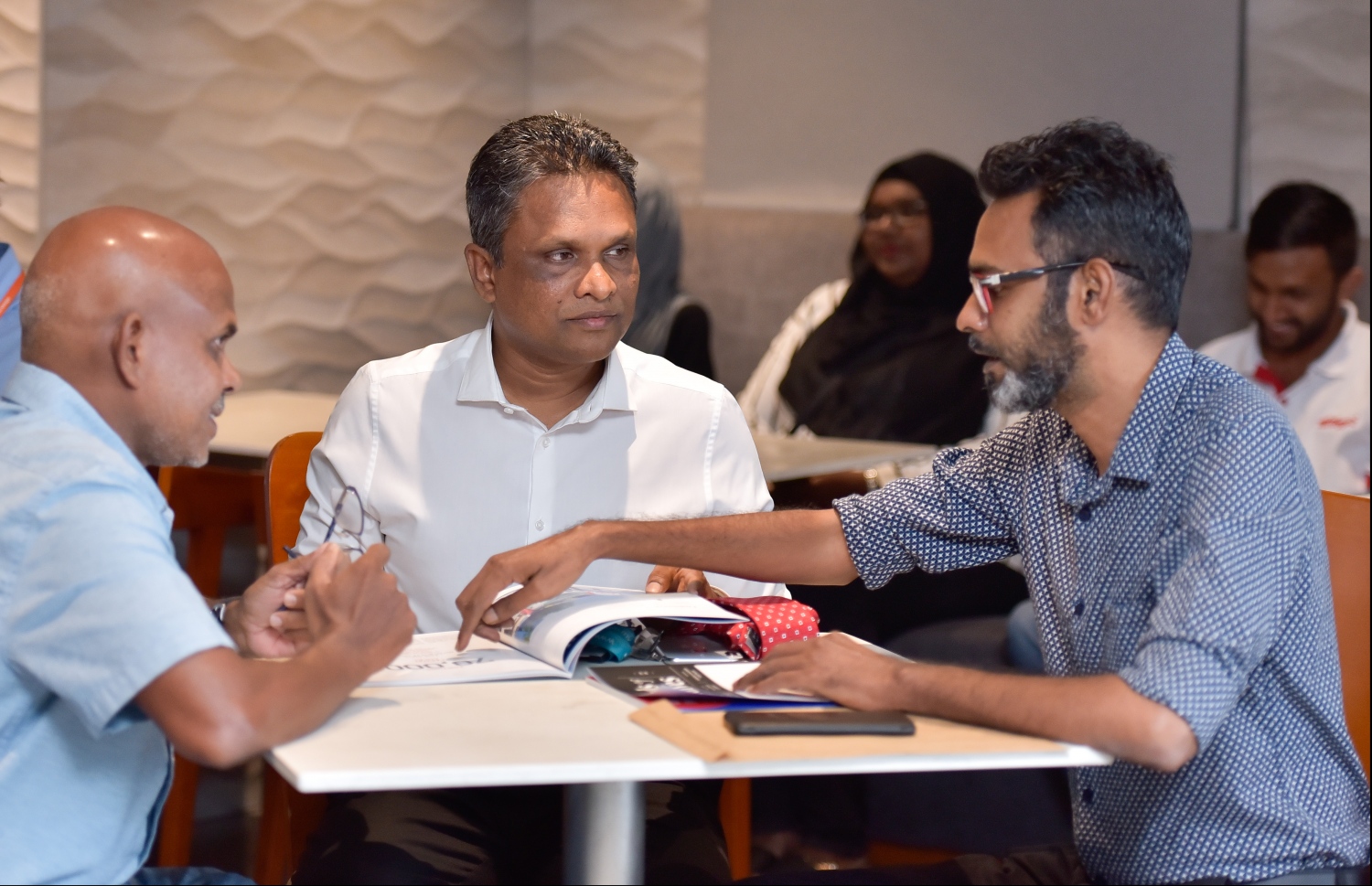 މާލެ: އޮކްޓޫބަރު 1، 2019- "މިހާރު"ގެ ފަރާތުން ވިޔަފާރިއަށް ހާއްސަކޮށްގެން އަހަރަކު އެއްފަހަރު ނެރޭ "ބްރޭންޑްސް އޮފް މޯލްޑިވްސް" މެގަޒިން ނެރުމުގެ ގޮތުން މާގިރި ހޮޓަލްގައި ބޭއްވި ހަފްލާގެ ތެރެއިން.---ފޮޓޯ: ހުސައިން ވަހީދު/މިހާރު