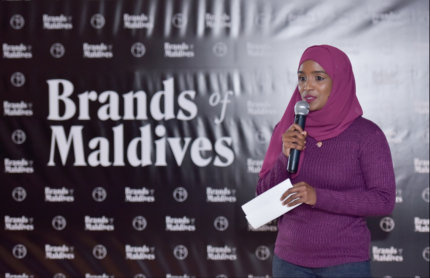 މާލެ: އޮކްޓޫބަރު 1، 2019- "މިހާރު"ގެ ފަރާތުން ވިޔަފާރިއަށް ހާއްސަކޮށްގެން އަހަރަކު އެއްފަހަރު ނެރޭ "ބްރޭންޑްސް އޮފް މޯލްޑިވްސް" މެގަޒިން ނެރުމުގެ ގޮތުން މާގިރި ހޮޓަލްގައި ބޭއްވި ހަފްލާ ވިޔަފާރި ރިޕޯޓަރު ޝަނާ ތައާރަފް ކޮށްދެނީ. --ފޮޓޯ: ހުސައިން ވަހީދު/މިހާރު