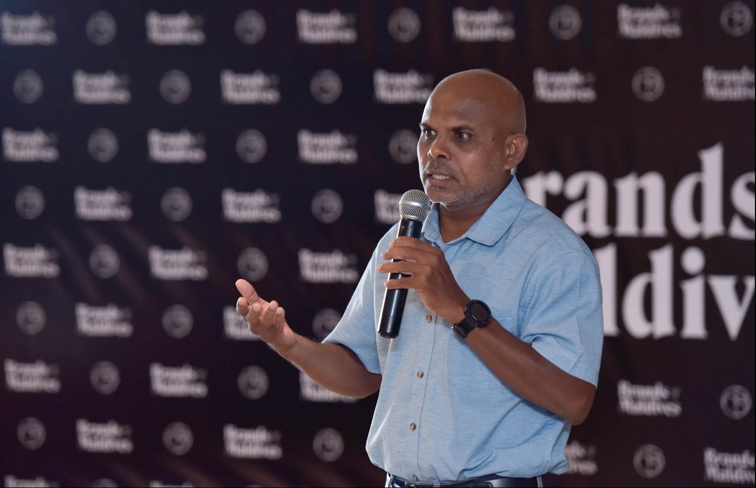 މާލެ: އޮކްޓޫބަރު 1، 2019- "މިހާރު"ގެ ފަރާތުން ވިޔަފާރިއަށް ހާއްސަކޮށްގެން އަހަރަކު އެއްފަހަރު ނެރޭ "ބްރޭންޑްސް އޮފް މޯލްޑިވްސް" މެގަޒިން ނެރުމުގެ ގޮތުން މާގިރި ހޮޓަލްގައި ބޭއްވި ހަފްލާގައި މިހާރު ނޫހުގެ އެޑިޓަރު މޫސާ ލަތީފް ވާހަކަ ދައްކަވަނީ. --ފޮޓޯ: ހުސައިން ވަހީދު/މިހާރު