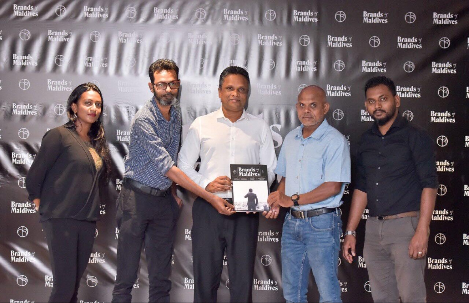 ބްރޭންޑްސް އޮފް މޯލްޑިވްސްގެ ފުރަތަމަ އަދަދު ނެރުމުގެ ހަފުލާގައި އެމްޑަބްލިޔުއެސްސީގެ އެމްޑީ އާދަމް އާޒިމާއި "މިހާރު"ގެ އިސް ބޭފުޅުން -- މިހާރު ފޮޓޯ: ހުސެއިން ވަހީދު