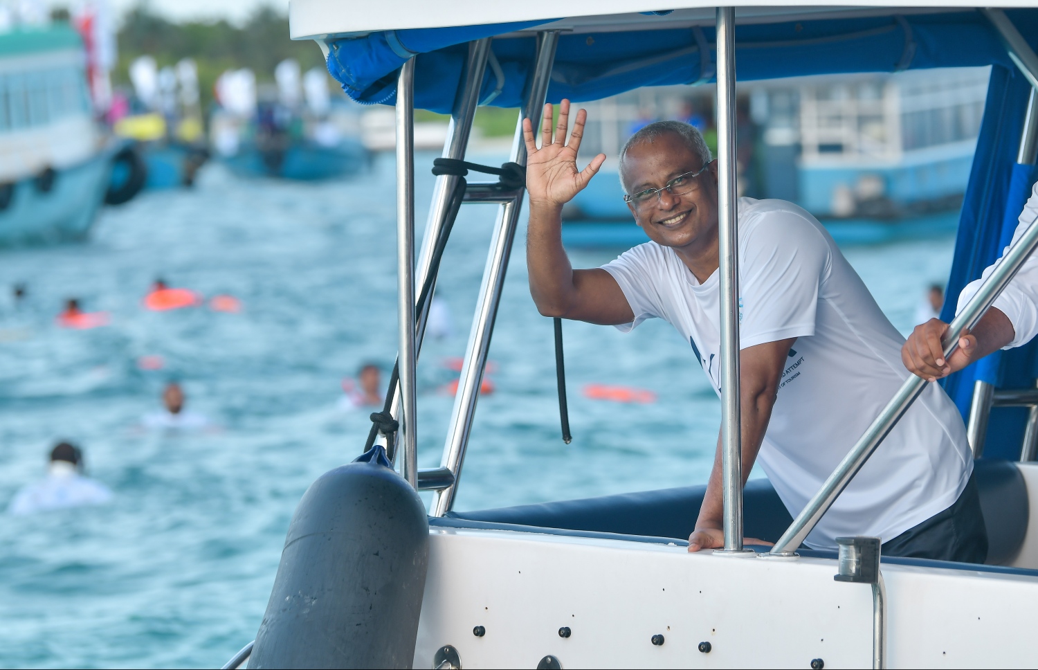 ބަރޮސް: އޮކްޓޯބަރު 1، 2019 : އެންމެ ގިނަ ޑައިވަރުން އެއް ފަހަރާ ފްރީޑައިވް ކުރުމުގެ ދުނިޔޭގެ ރެކޯޑު މުގުރާލަން ބަރޮސް މޯލްޑިވްސްގައި ކުރިއަށްގެންދިޔަ ހަރަކާތުގައި ރައީސުލްޖުމްހޫރިއްޔާ އިބްރާހިމް މުހައްމަދު ސޯލިހު ބައިވެރިވެވަޑައިގަންނަވަނީ--. ފޮޓޯ:ނިޝާން އަލީ/މިހާރު
