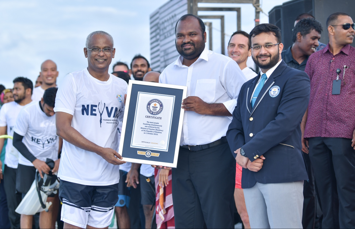 އެންމެ ގިނަ ޑައިވަރުން އެއް ފަހަރާ ފްރީޑައިވް ކުރުމުގެ ދުނިޔޭގެ ރެކޯޑު މުގުރާލަން ބަރޮސް މޯލްޑިވްސްގައި ކުރިއަށްގެންދިޔަ ހަރަކާތުގައި ރައީސުލްޖުމްހޫރިއްޔާ އިބްރާހިމް މުހައްމަދު ސޯލިހު ބައިވެރިވެވަޑައިގަންނަވަނީ--. ފޮޓޯ:ނިޝާން އަލީ/ މިޙާރު