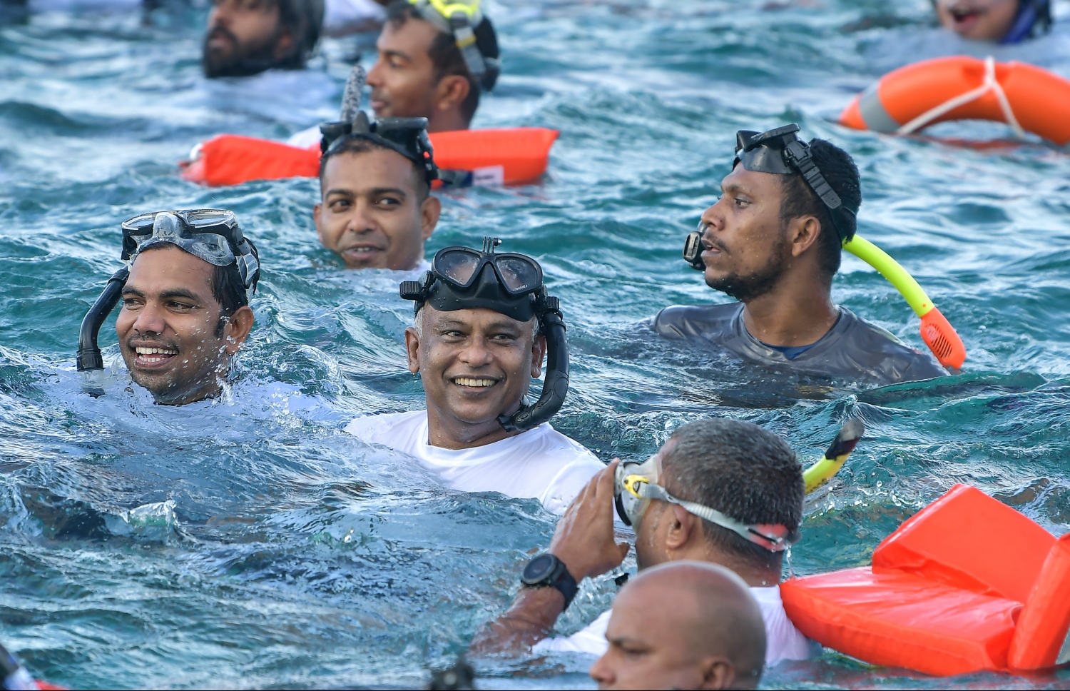 ބަރޮސް: އޮކްޓޯބަރު 1، 2019 : އެންމެ ގިނަ ޑައިވަރުން އެއް ފަހަރާ ފްރީޑައިވް ކުރުމުގެ ދުނިޔޭގެ ރެކޯޑު މުގުރާލަން ބަރޮސް މޯލްޑިވްސްގައި ކުރިއަށްގެންދިޔަ ހަރަކާތުގައި ރައީސުލްޖުމްހޫރިއްޔާ އިބްރާހިމް މުހައްމަދު ސޯލިހު ބައިވެރިވެވަޑައިގަންނަވަނީ--. ފޮޓޯ:ނިޝާން އަލީ/މިހާރު