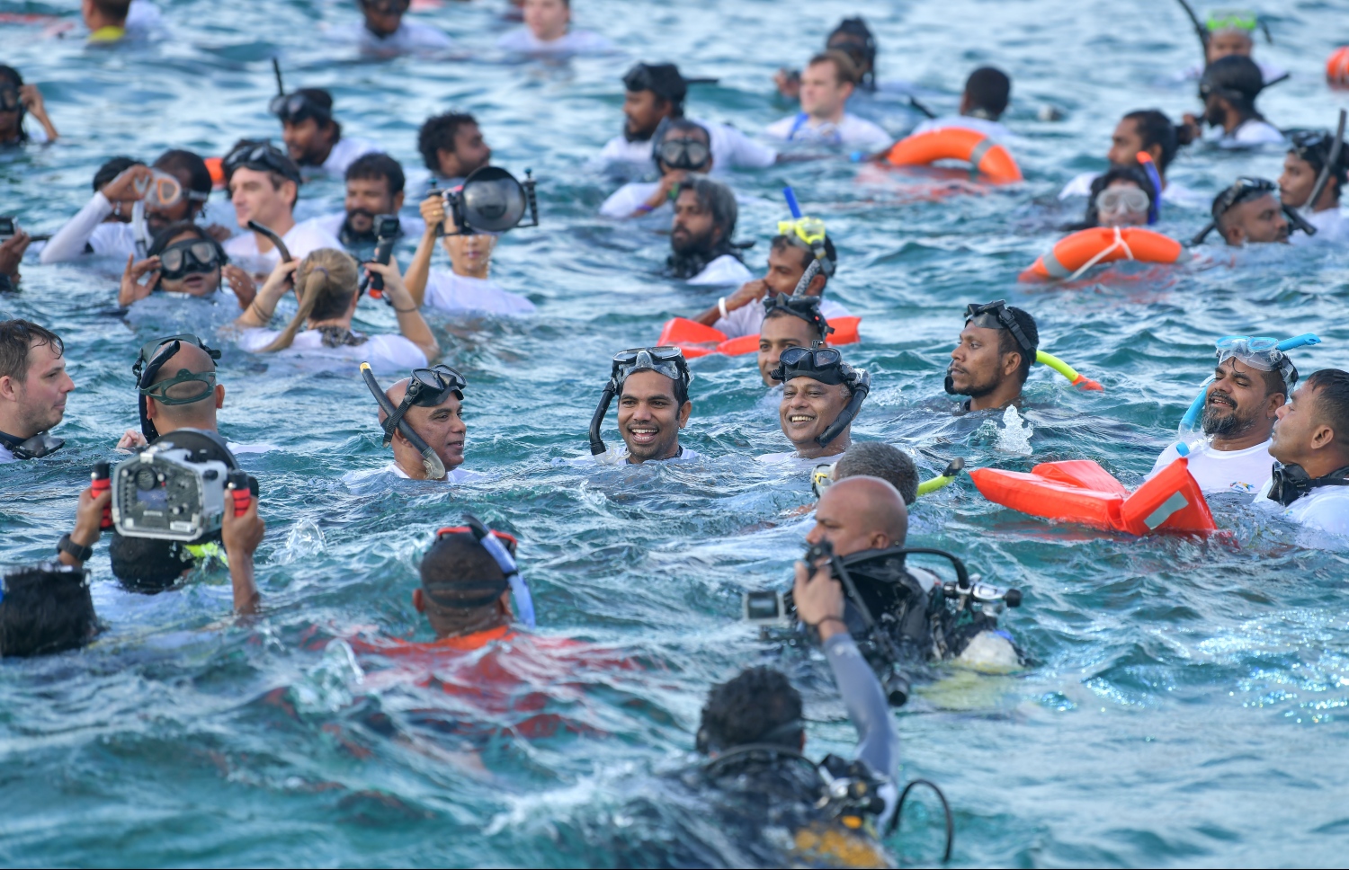 ބަރޮސް: އޮކްޓޯބަރު 1، 2019 : އެންމެ ގިނަ ޑައިވަރުން އެއް ފަހަރާ ފްރީޑައިވް ކުރުމުގެ ދުނިޔޭގެ ރެކޯޑު މުގުރާލަން ބަރޮސް މޯލްޑިވްސްގައި ކުރިއަށްގެންދިޔަ ހަރަކާތުގައި ބައިވެރިވި ބައެއް ޑައިވަރުން މޫދުގައި. --ފޮޓޯ:ނިޝާން އަލީ/މިހާރު