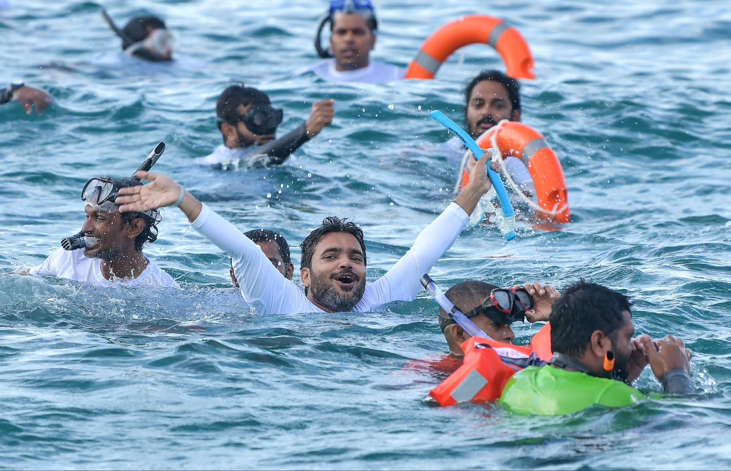 ބަރޮސް: އޮކްޓޯބަރު 1، 2019 : އެންމެ ގިނަ ޑައިވަރުން އެއް ފަހަރާ ފްރީޑައިވް ކުރުމުގެ ދުނިޔޭގެ ރެކޯޑު މުގުރާލަން ބަރޮސް މޯލްޑިވްސްގައި ކުރިއަށްގެންދިޔަ ހަރަކާތުގައި ބައިވެރިވި ބައެއް ޑައިވަރުން މޫދުގައި. --ފޮޓޯ:ނިޝާން އަލީ/މިހާރު