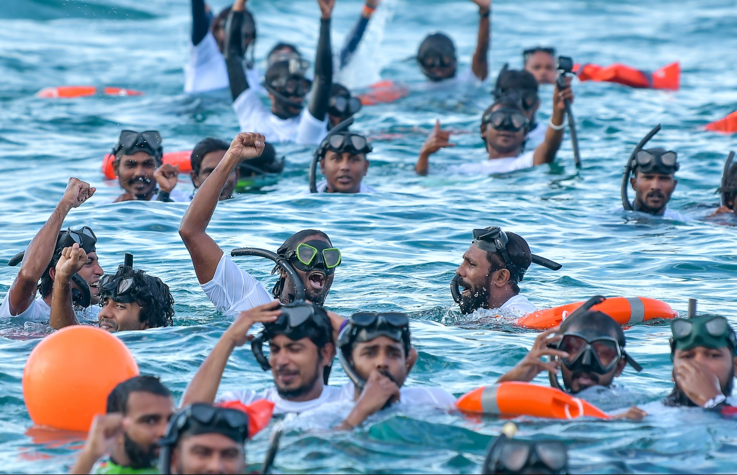 ބަރޮސް: އޮކްޓޯބަރު 1، 2019 : އެންމެ ގިނަ ޑައިވަރުން އެއް ފަހަރާ ފްރީޑައިވް ކުރުމުގެ ދުނިޔޭގެ ރެކޯޑު މުގުރާލަން ބަރޮސް މޯލްޑިވްސްގައި ކުރިއަށްގެންދިޔަ ހަރަކާތުގައި ބައިވެރިވި ބައެއް ޑައިވަރުން މޫދުގައި. --ފޮޓޯ:ނިޝާން އަލީ/މިހާރު