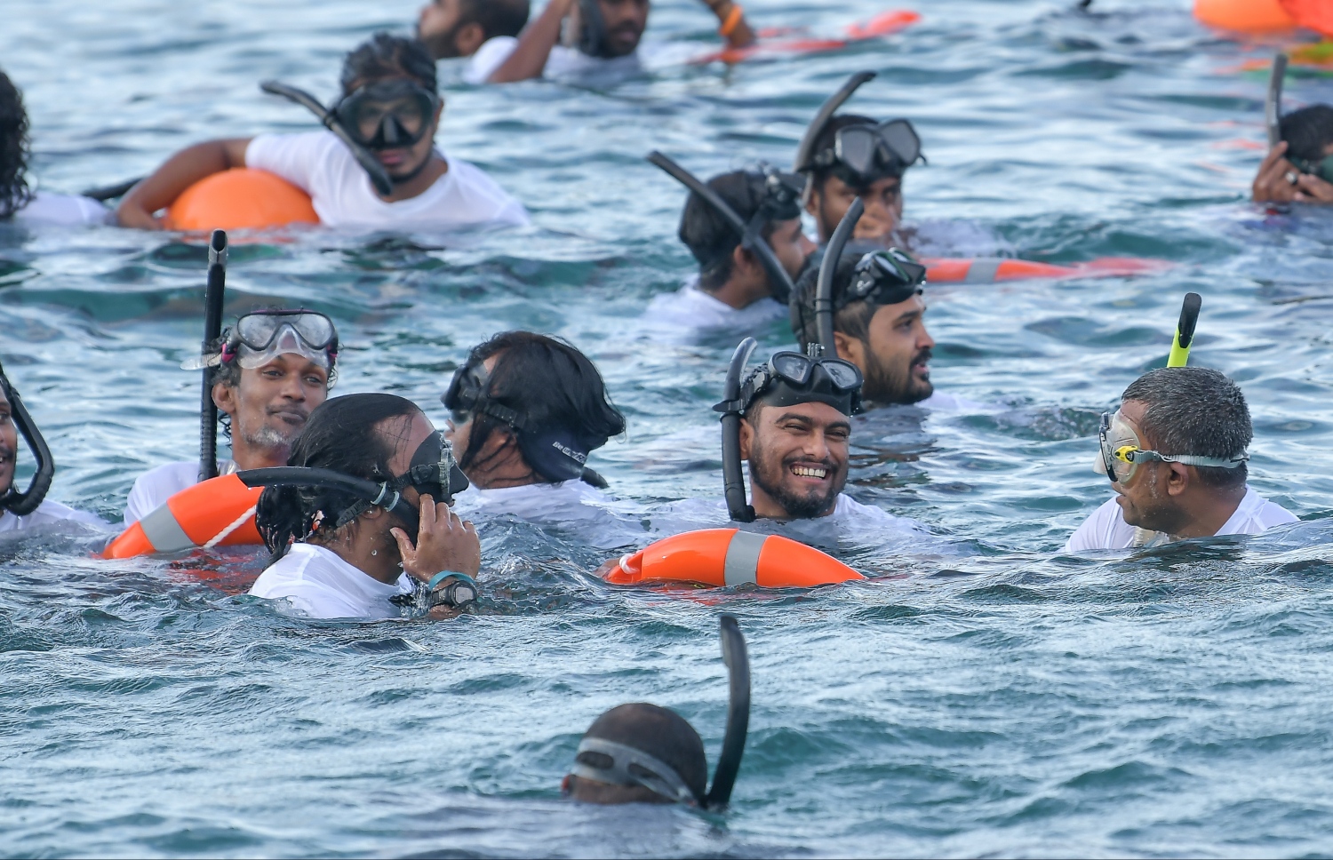 ބަރޮސް: އޮކްޓޯބަރު 1، 2019 : އެންމެ ގިނަ ޑައިވަރުން އެއް ފަހަރާ ފްރީޑައިވް ކުރުމުގެ ދުނިޔޭގެ ރެކޯޑު މުގުރާލަން ބަރޮސް މޯލްޑިވްސްގައި ކުރިއަށްގެންދިޔަ ހަރަކާތުގައި ބައިވެރިވި ބައެއް ޑައިވަރުން މޫދުގައި. --ފޮޓޯ:ނިޝާން އަލީ/މިހާރު