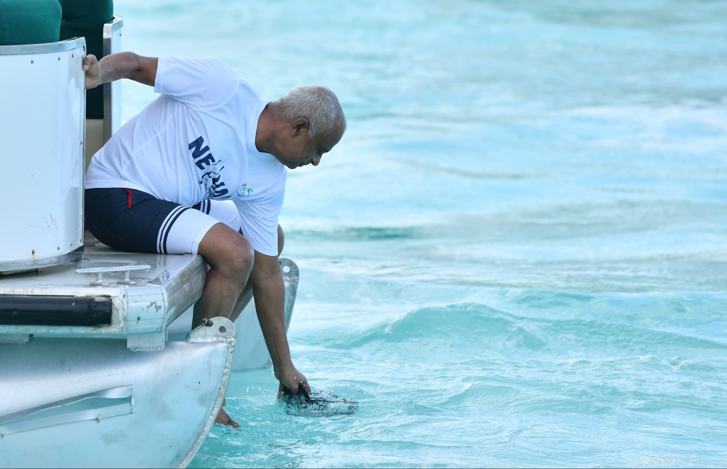 ބަރޮސް: އޮކްޓޯބަރު 1، 2019 : އެންމެ ގިނަ ޑައިވަރުން އެއް ފަހަރާ ފްރީޑައިވް ކުރުމުގެ ދުނިޔޭގެ ރެކޯޑު މުގުރާލަން ބަރޮސް މޯލްޑިވްސްގައި ކުރިއަށްގެންދިޔަ ހަރަކާތުގައި ބައިވެރިވެވަޑައިގަތުމަށް  ރައީސް އިބްރާހިމް މުހައްމަދު ސޯލިހު މޫދަށް ފައިބައިވަޑައިގަންނަވަނީ. --ފޮޓޯ:ނިޝާން އަލީ/މިހާރު