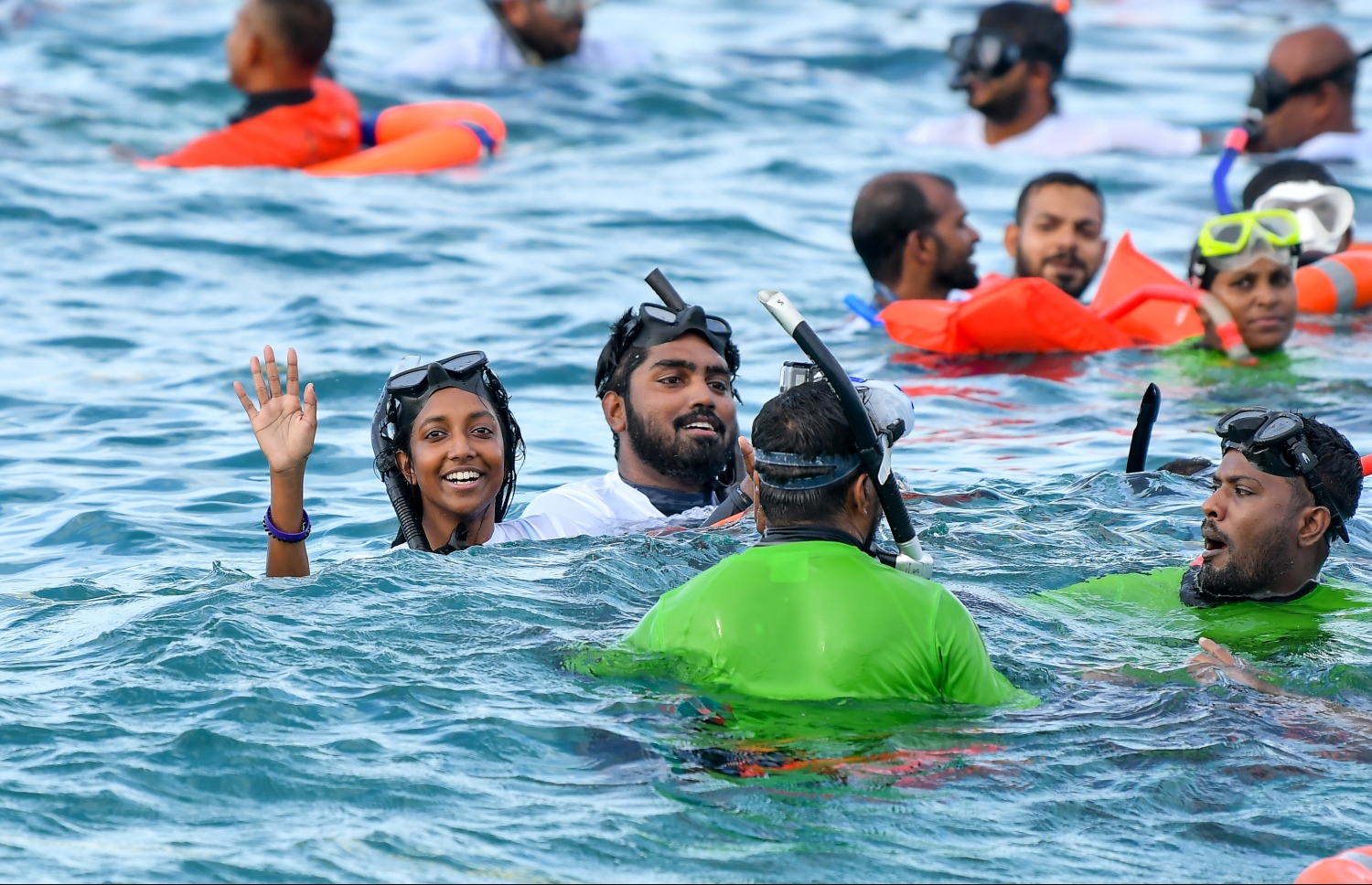 ބަރޮސް: އޮކްޓޯބަރު 1، 2019 : އެންމެ ގިނަ ޑައިވަރުން އެއްފަހަރާ ފްރީޑައިވް ކުރުމުގެ ދުނިޔޭގެ ރެކޯޑު މުގުރާލަން ބަރޮސް މޯލްޑިވްސްގައި ކުރިއަށްގެންދިޔަ ހަރަކާތުގައި ބައިވެރިވި ބައެއް ޑައިވަރުން. --ފޮޓޯ:ނިޝާން އަލީ/މިހާރު