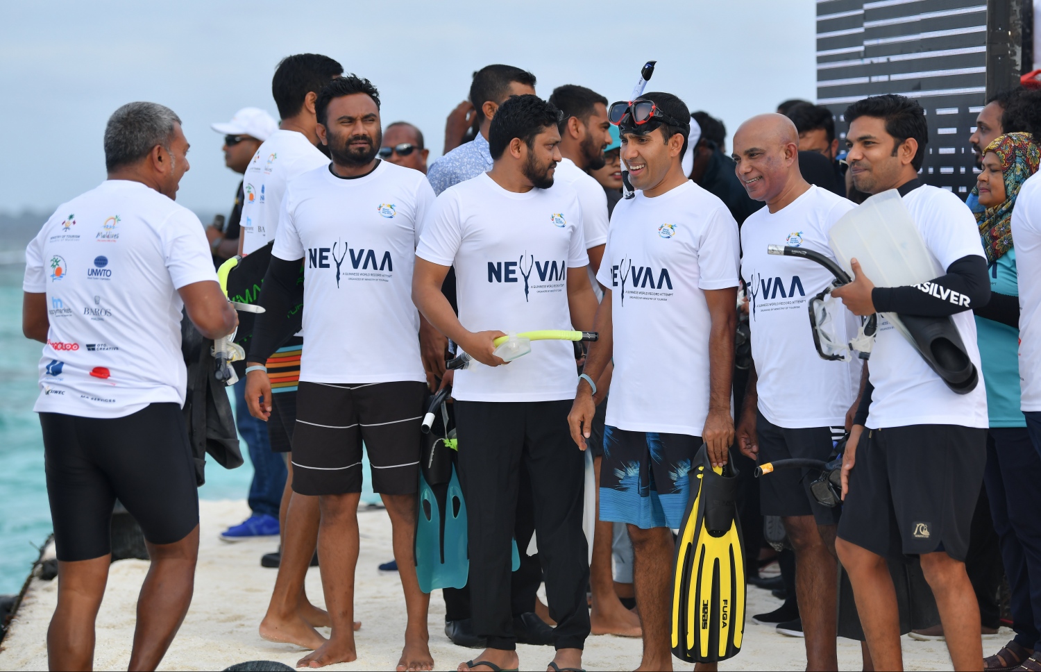 ބަރޮސް: އޮކްޓޯބަރު 1، 2019 : އެންމެ ގިނަ ޑައިވަރުން އެއްފަހަރާ ފްރީޑައިވް ކުރުމުގެ ދުނިޔޭގެ ރެކޯޑު މުގުރާލަން ބަރޮސް މޯލްޑިވްސްގައި ކުރިއަށްގެންދިޔަ ހަރަކާތުގައި ބައިވެރިވި ބައެއް މީހުން. --ފޮޓޯ:ނިޝާން އަލީ/މިހާރު