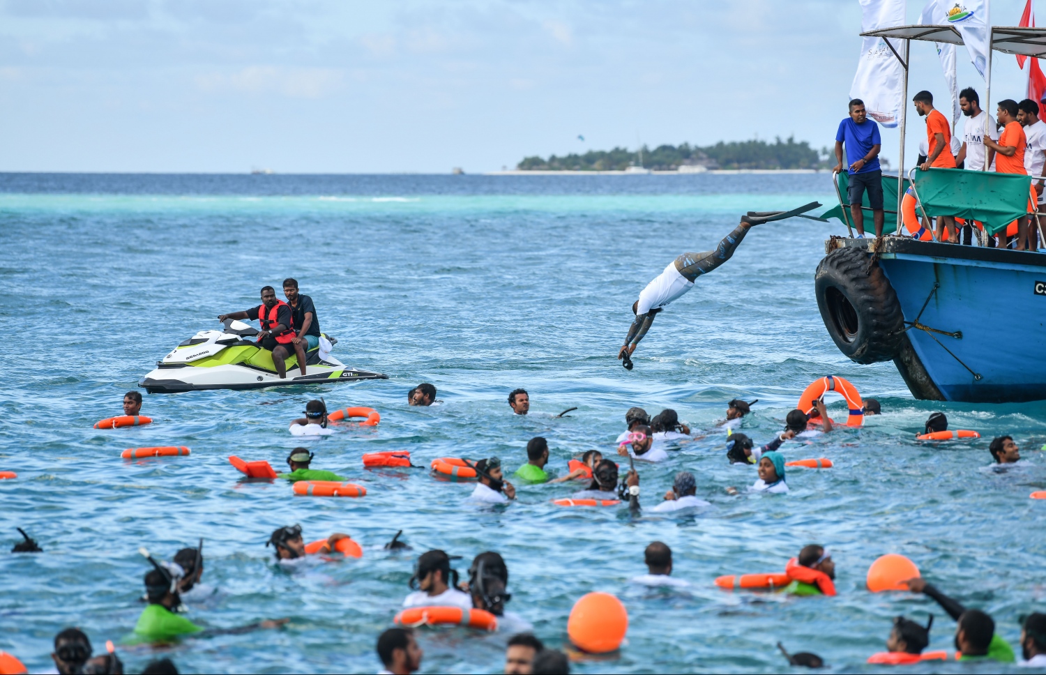 ބަރޮސް: އޮކްޓޯބަރު 1، 2019 : އެންމެ ގިނަ ޑައިވަރުން އެއް ފަހަރާ ފްރީޑައިވް ކުރުމުގެ ދުނިޔޭގެ ރެކޯޑު މުގުރާލަން ބަރޮސް މޯލްޑިވްސްގައި ކުރިއަށްގެންދިޔަ ހަރަކާތުގައި ބައިވެރިވި ބައެއް ޑައިވަރުން މޫދުގައި. --ފޮޓޯ:ނިޝާން އަލީ/މިހާރު
