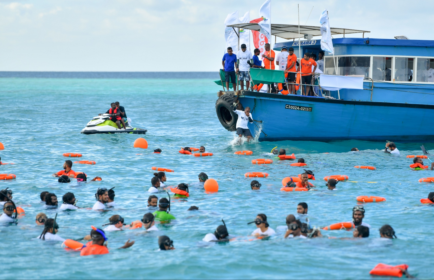 ބަރޮސް: އޮކްޓޯބަރު 1، 2019 : އެންމެ ގިނަ ޑައިވަރުން އެއް ފަހަރާ ފްރީޑައިވް ކުރުމުގެ ދުނިޔޭގެ ރެކޯޑު މުގުރާލަން ބަރޮސް މޯލްޑިވްސްގައި ކުރިއަށްގެންދިޔަ ހަރަކާތުގައި ބައިވެރިވި ބައެއް ޑައިވަރުން މޫދުގައި. --ފޮޓޯ:ނިޝާން އަލީ/މިޙާރު